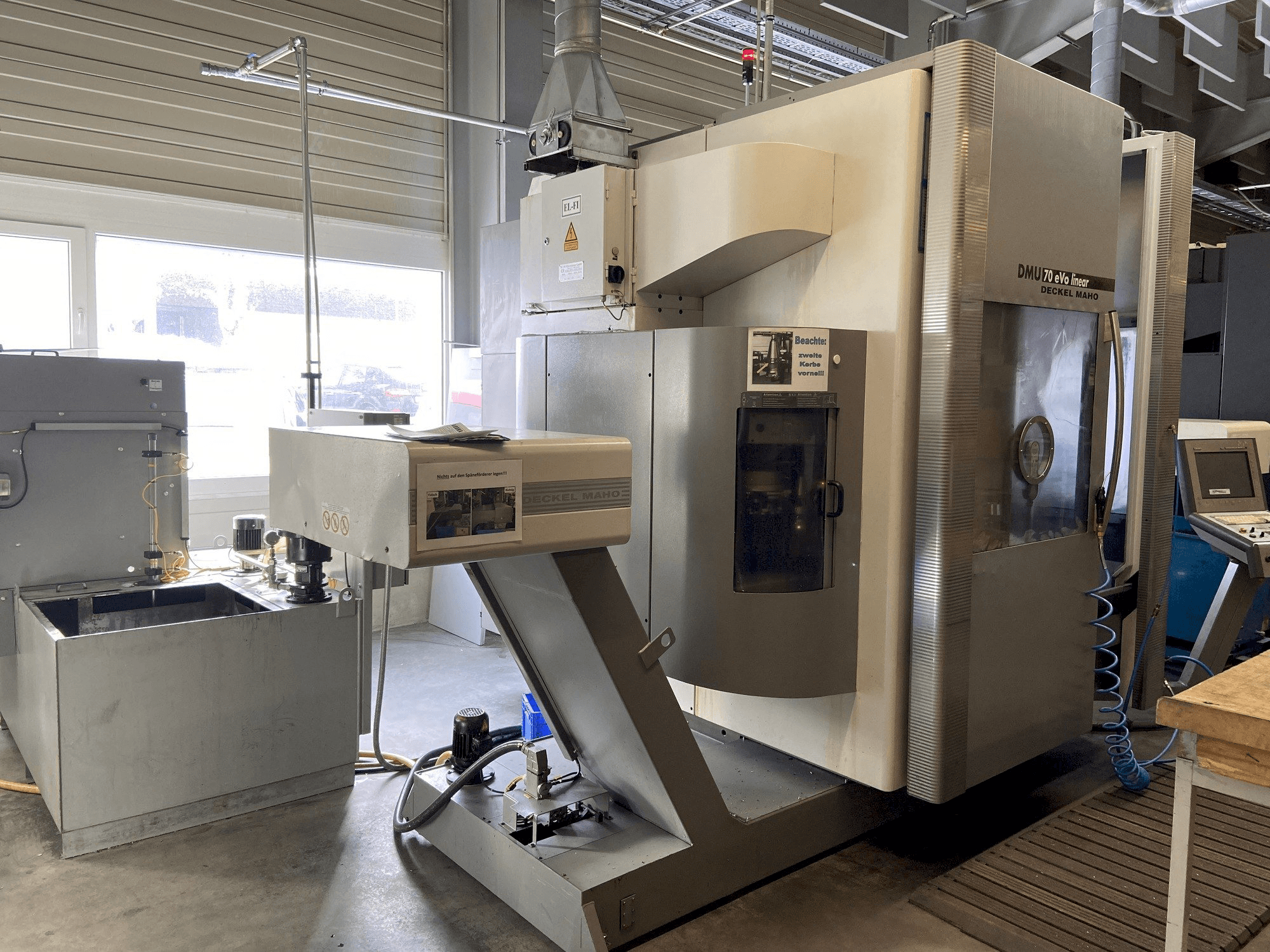 Widok z przodu maszyny DECKEL MAHO DMU 70 eVo linear