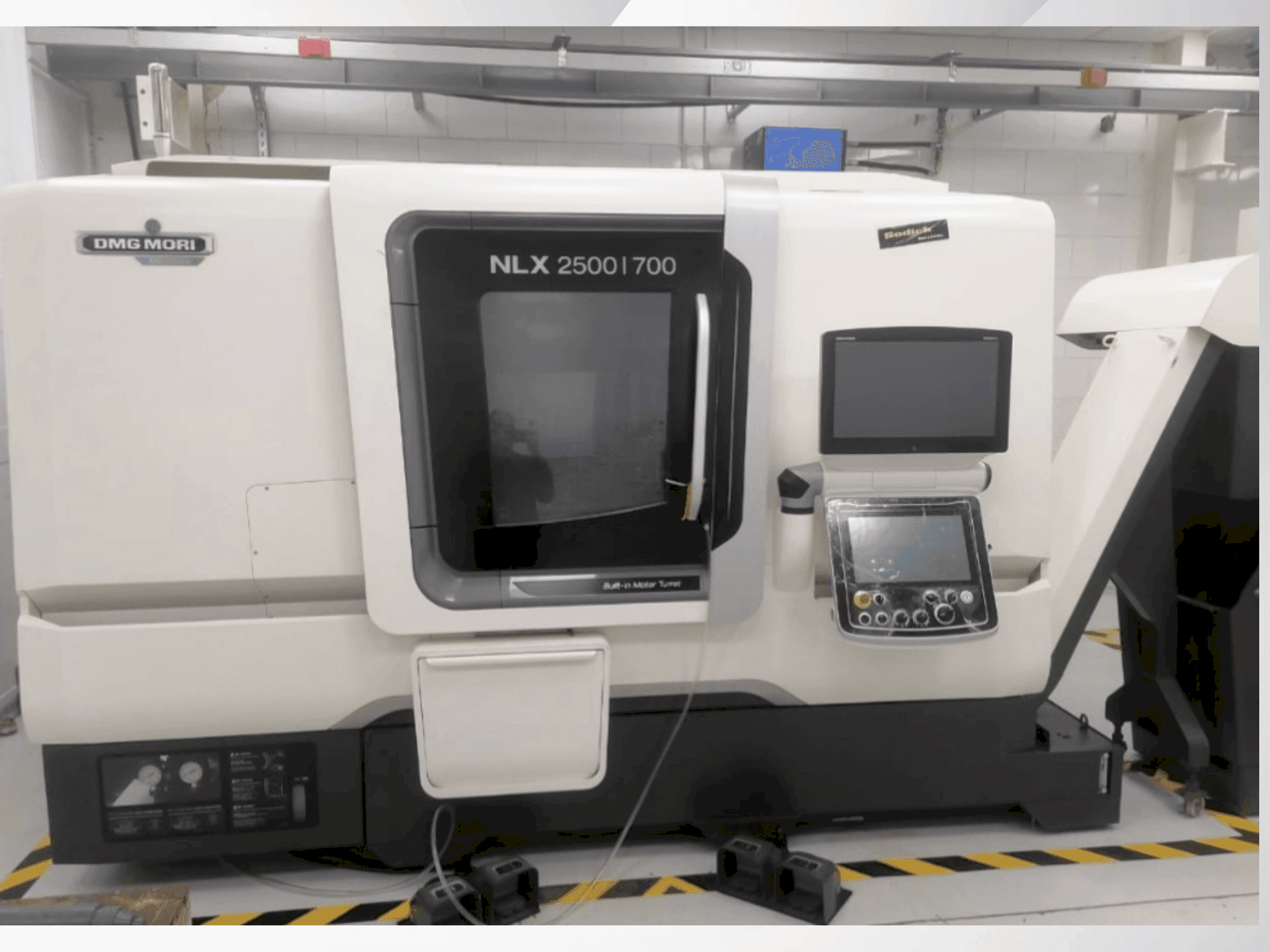 Widok z przodu maszyny DMG MORI NLX 2500/700