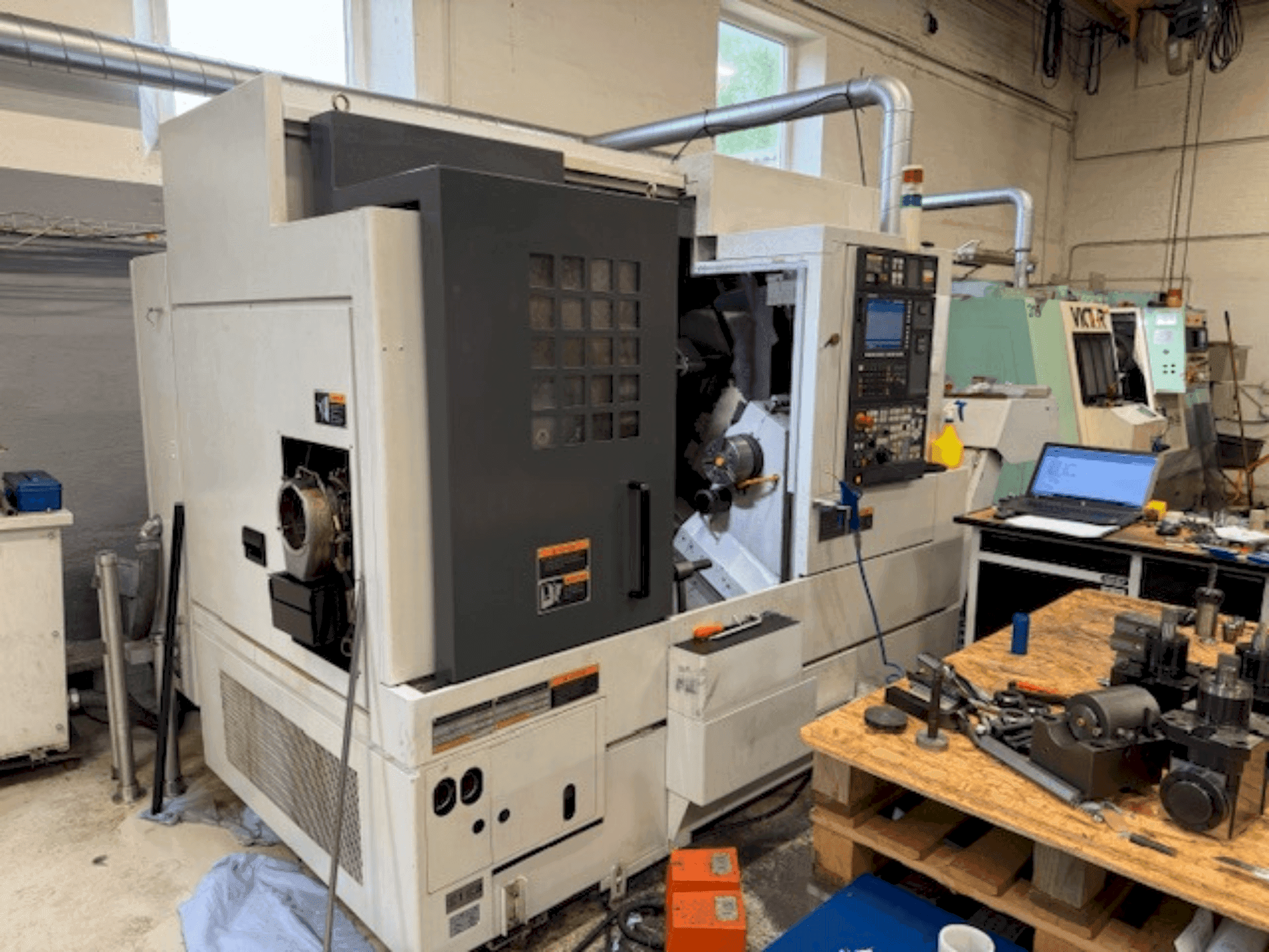 Widok z przodu maszyny MORI SEIKI NL 2000 SY/500