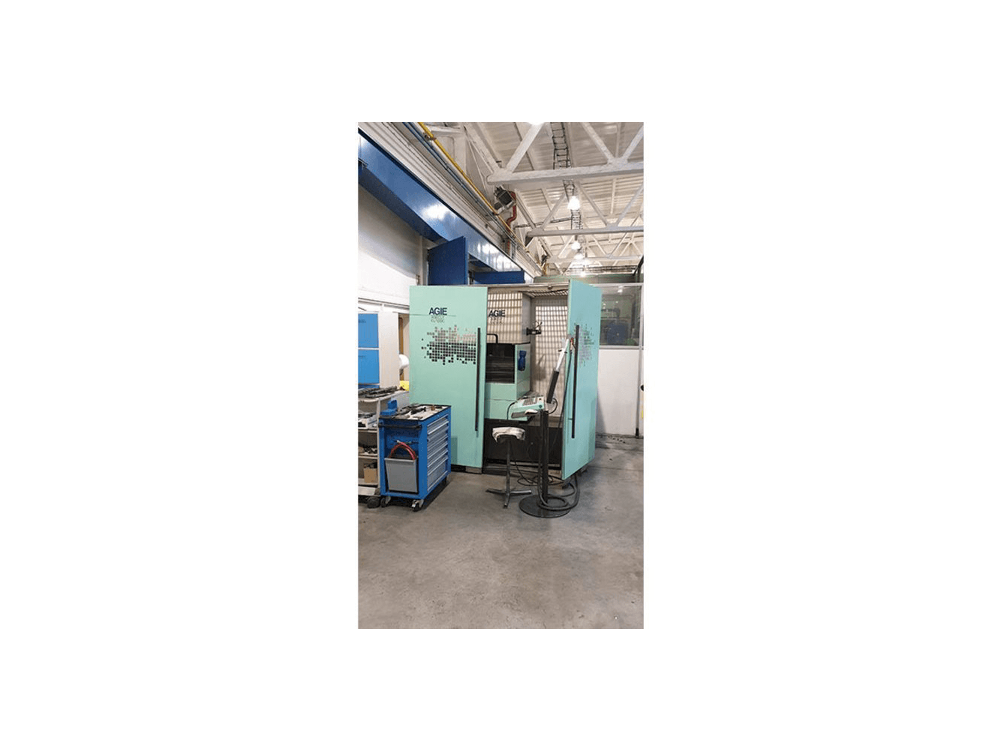 Widok z przodu maszyny AGIE Agiecut Classic 3