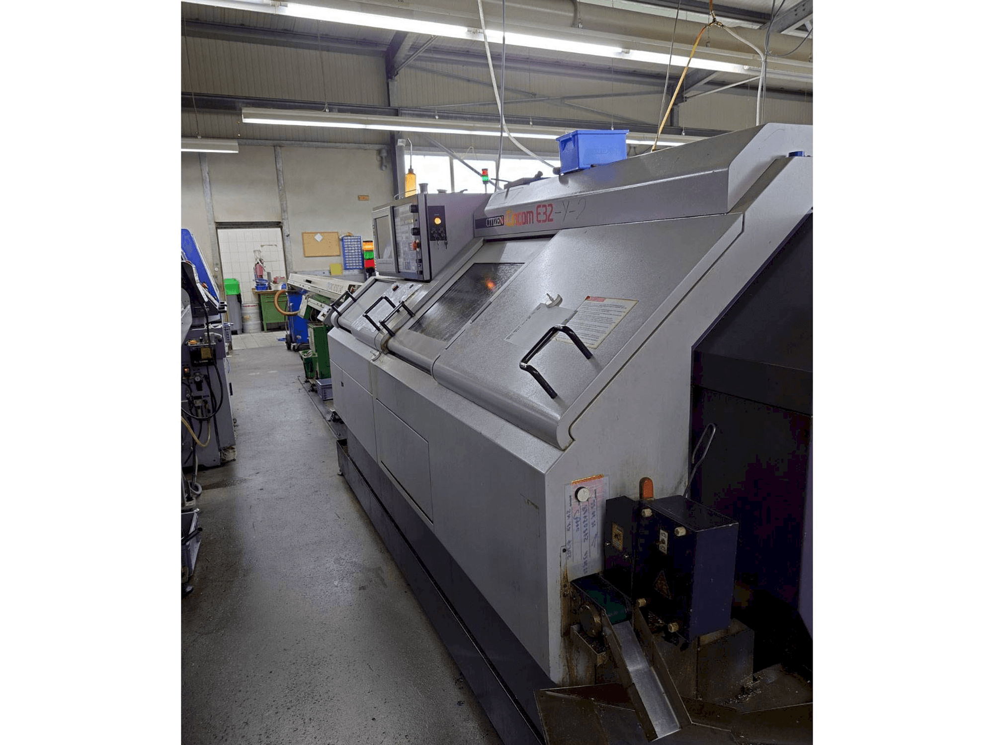 Widok prawej strony maszyny Citizen E32-Y-2