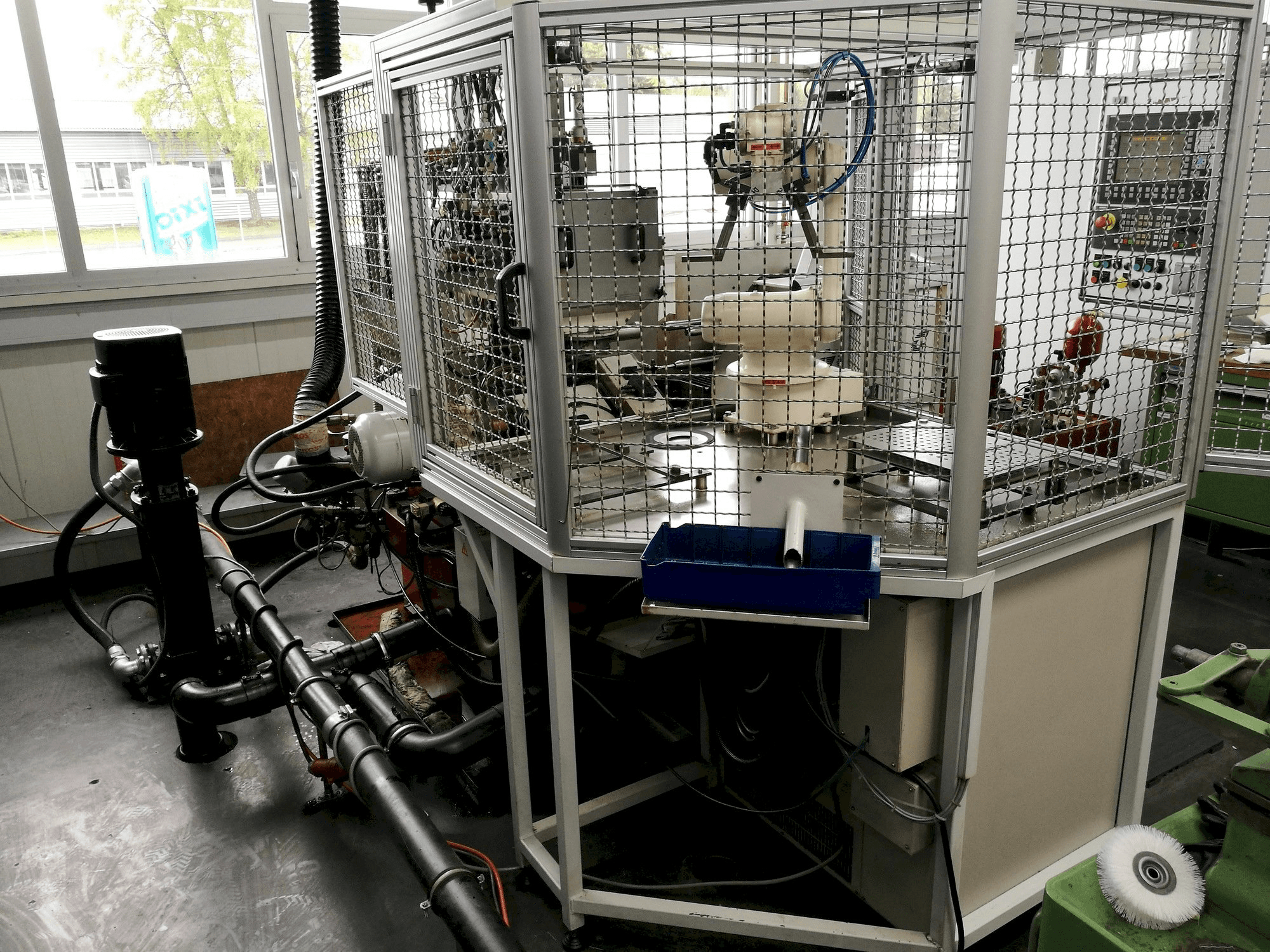 Widok lewej strony maszyny Haux NS 435G