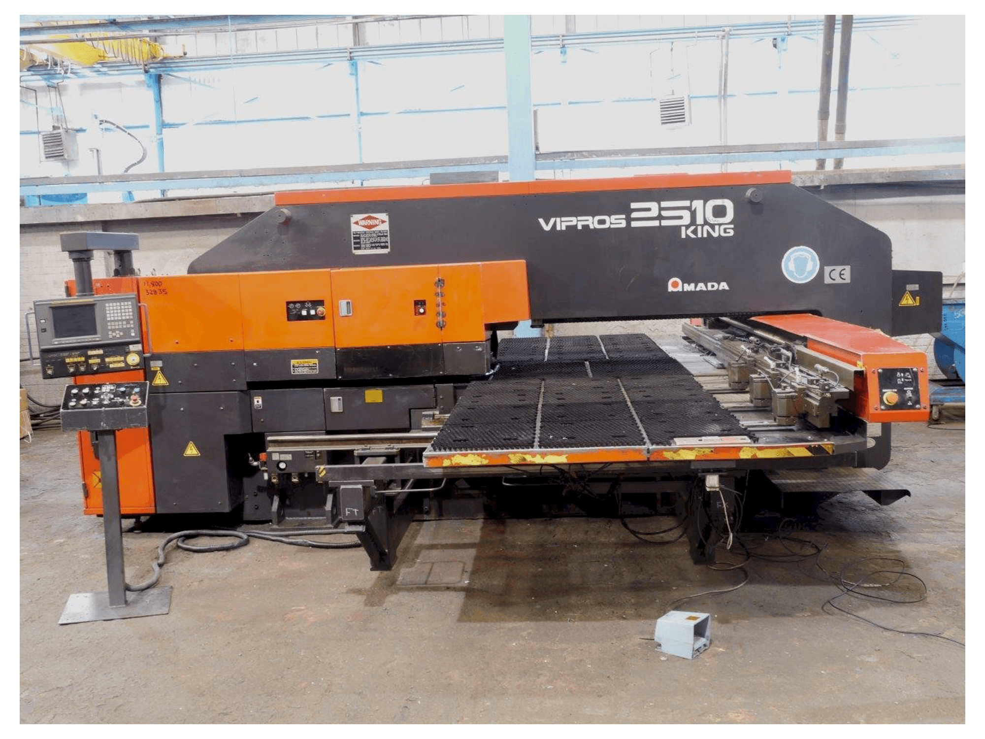 Widok z przodu maszyny AMADA Vipros S2510