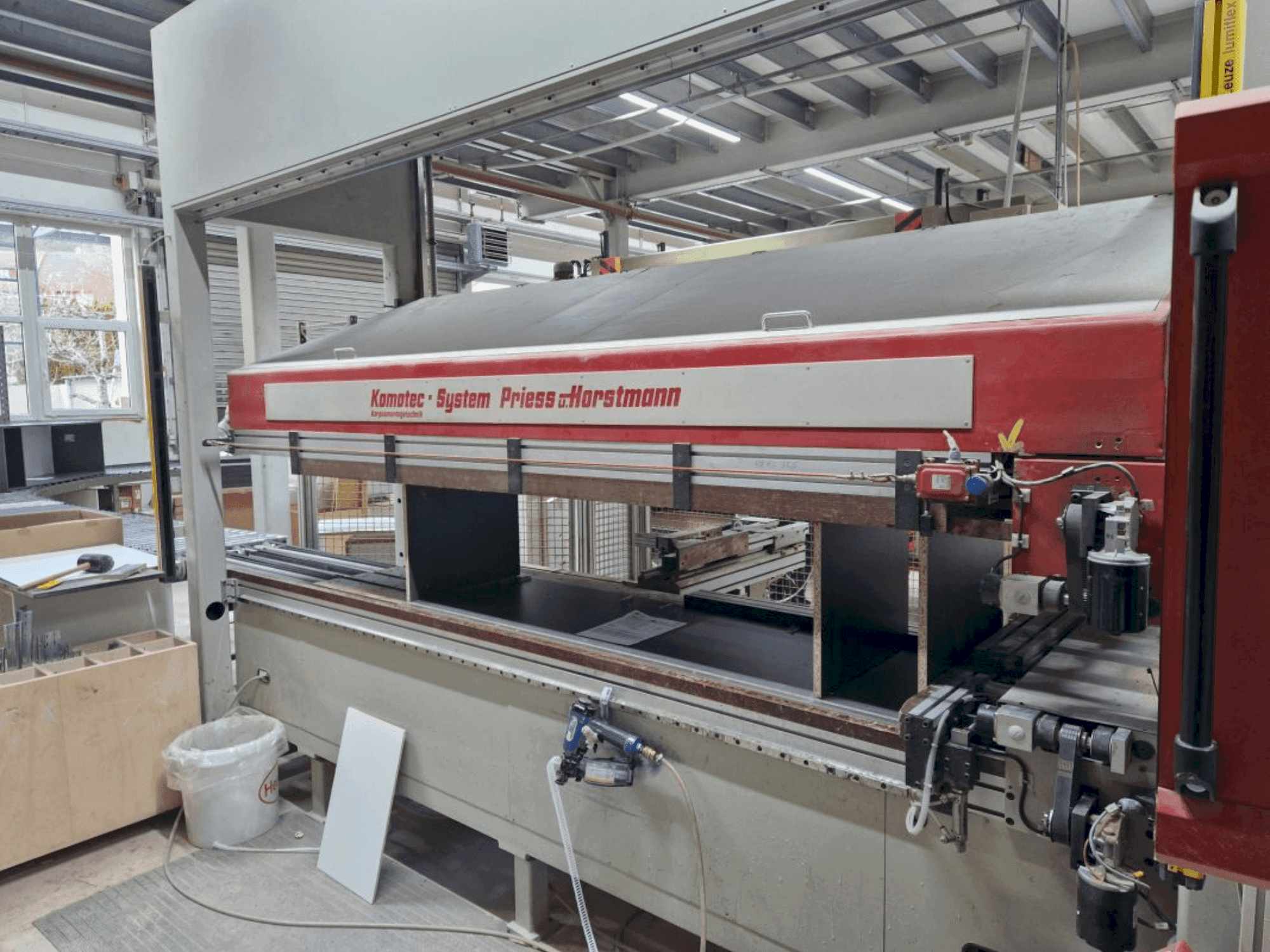 Widok z przodu maszyny Priess & Horstmann PBA-52M