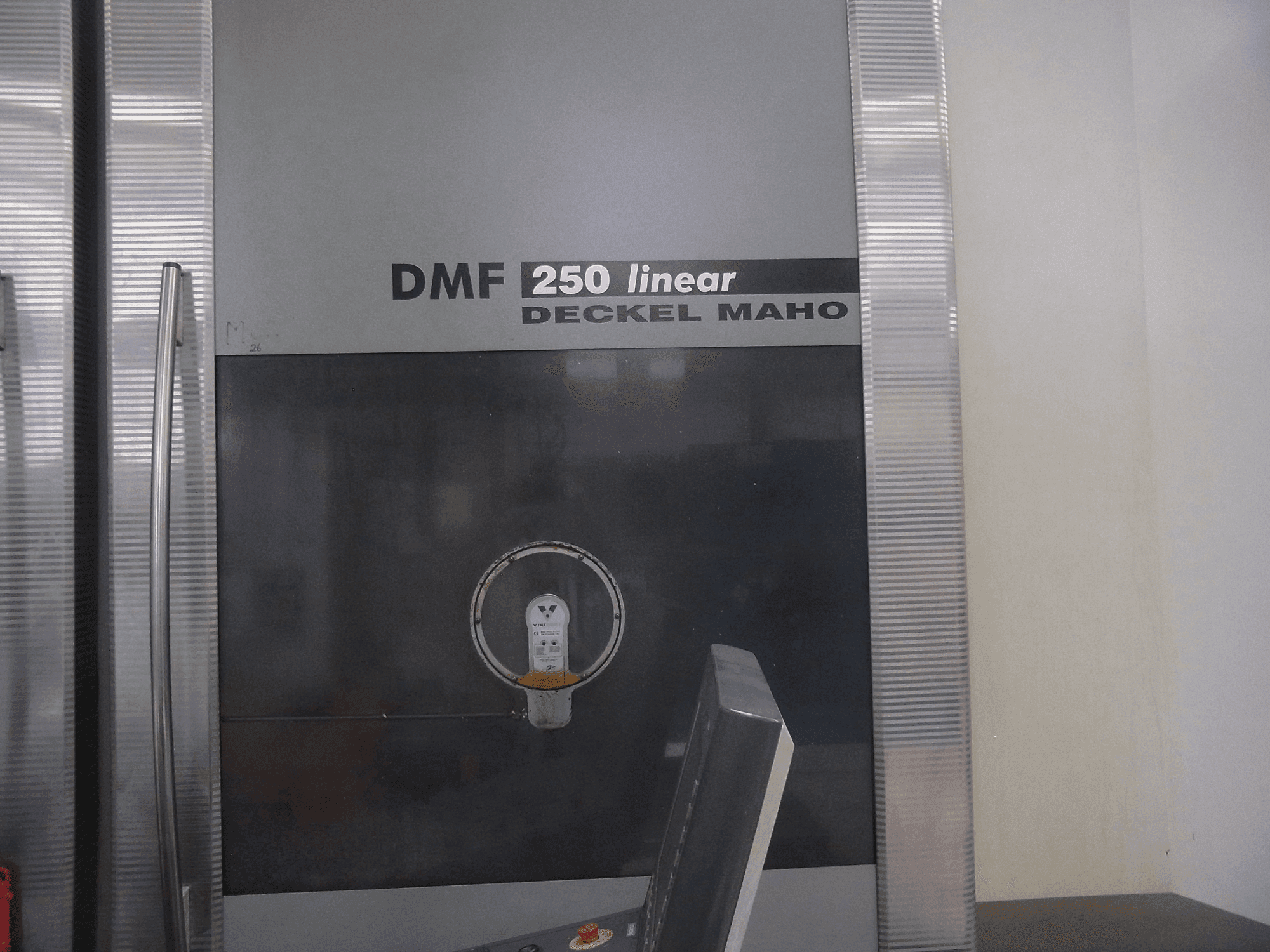 Widok z prawej maszyny DECKEL MAHO DMF 250 linear