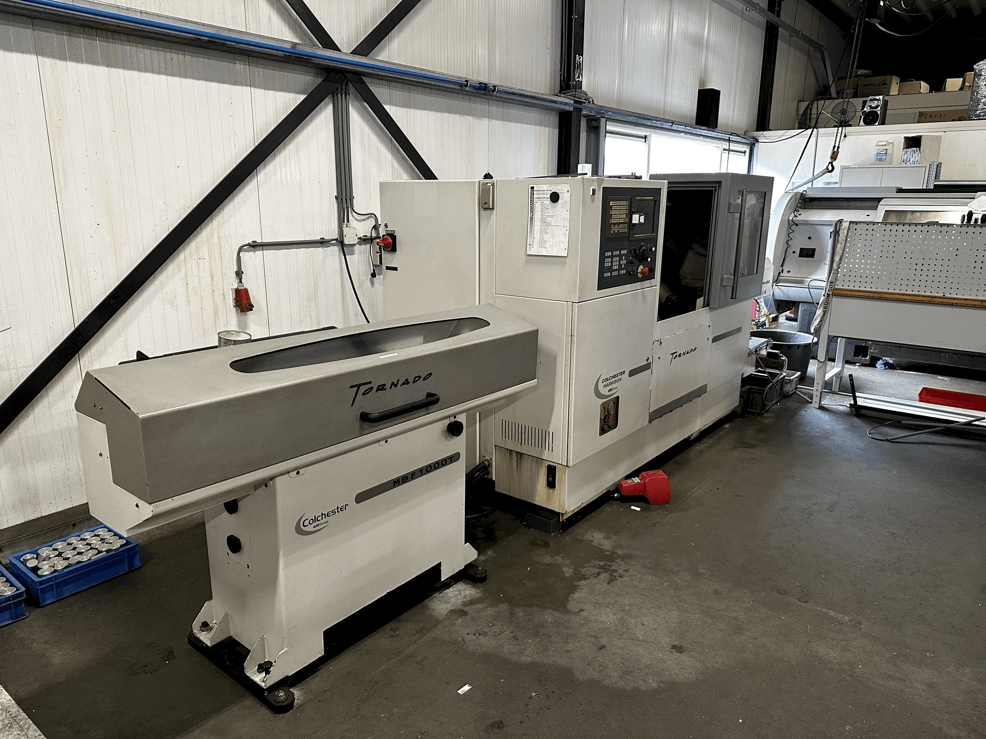 Widok z przodu maszyny Colchester Tornado T2