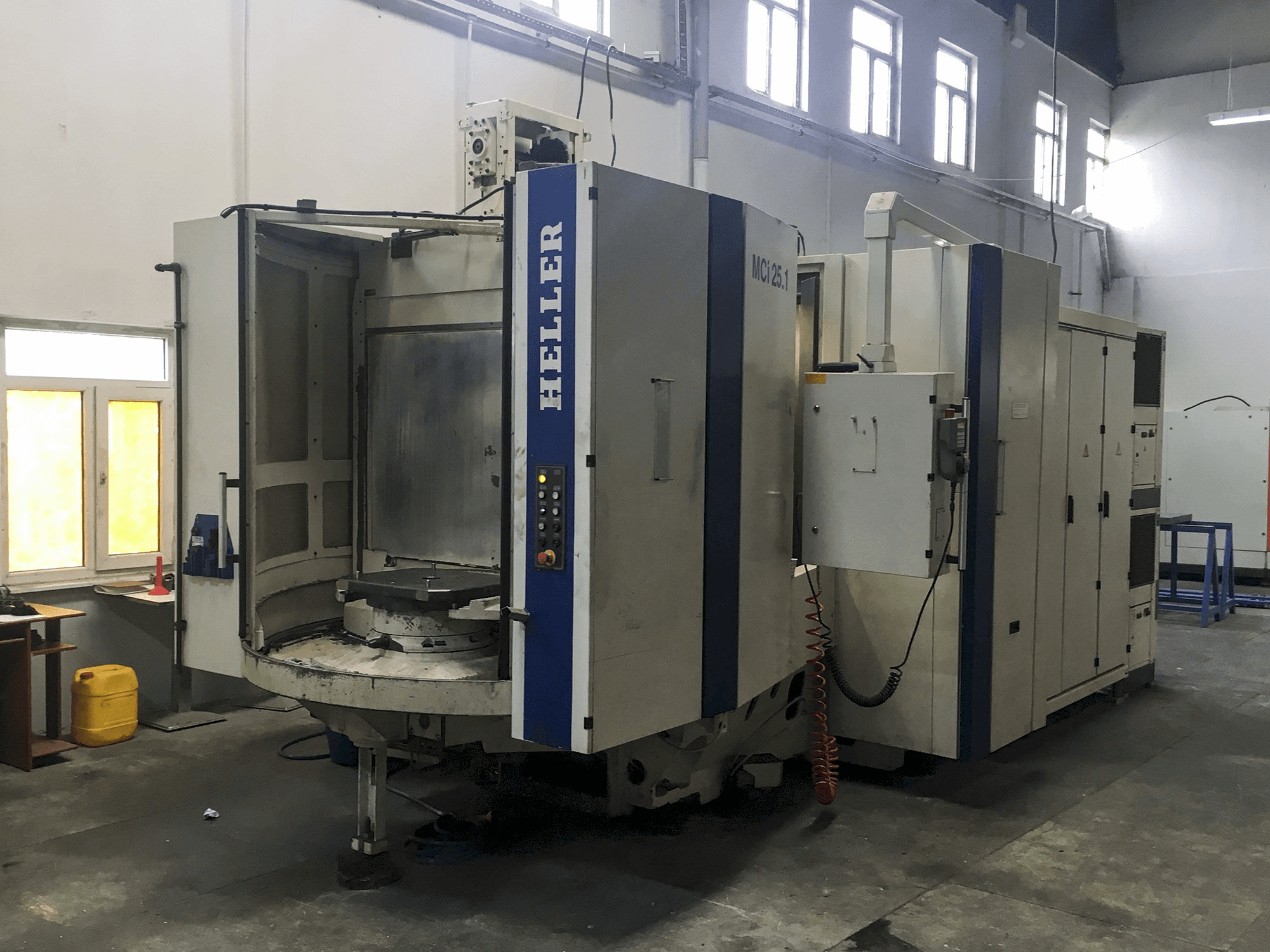 Widok z lewej maszyny HELLER MCi 25