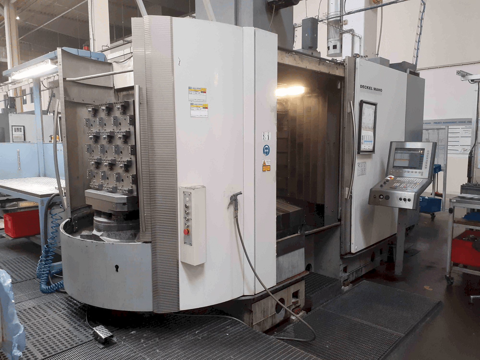 Widok z przodu maszyny DECKEL MAHO DMC 80 H
