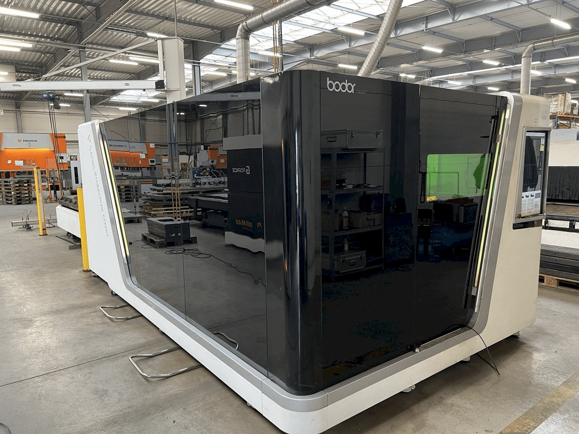 Widok z przodu maszyny Bodor P3015