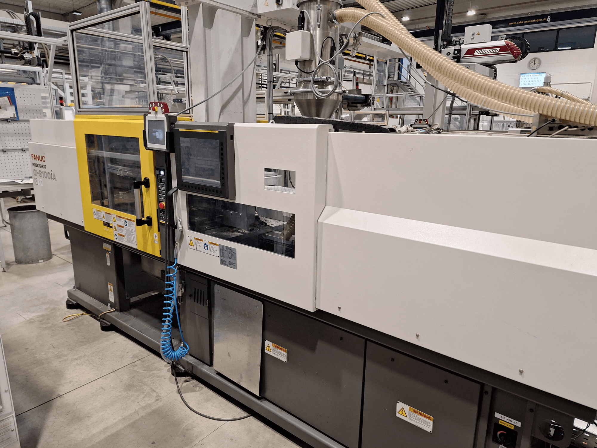 Wtryskarka FANUC Roboshot α-S300iA, widok z przodu, z panelem sterowania i widocznymi komponentami przemysłowymi.