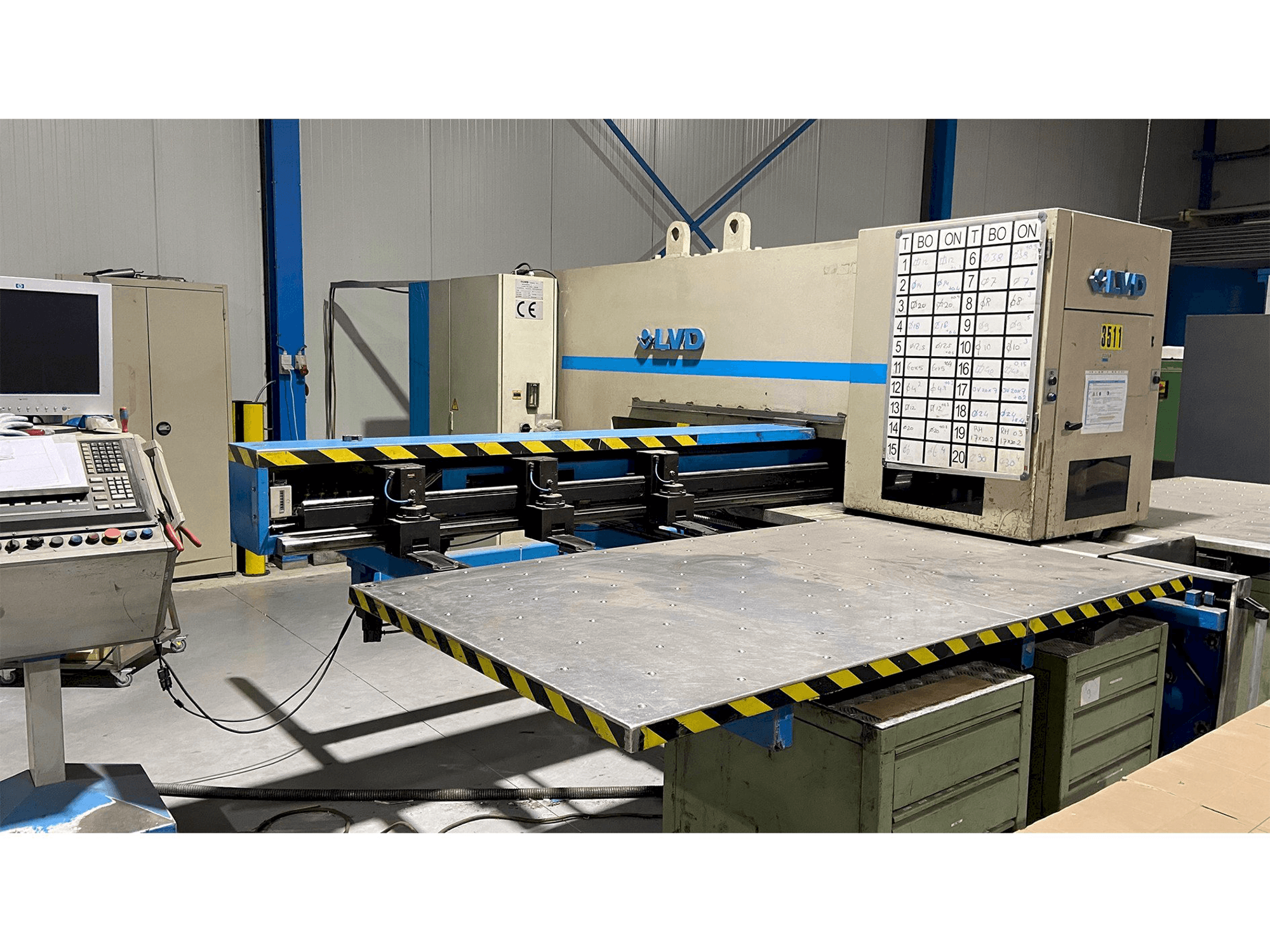 Widok z przodu maszyny LVD Delta 1250-LB-TN