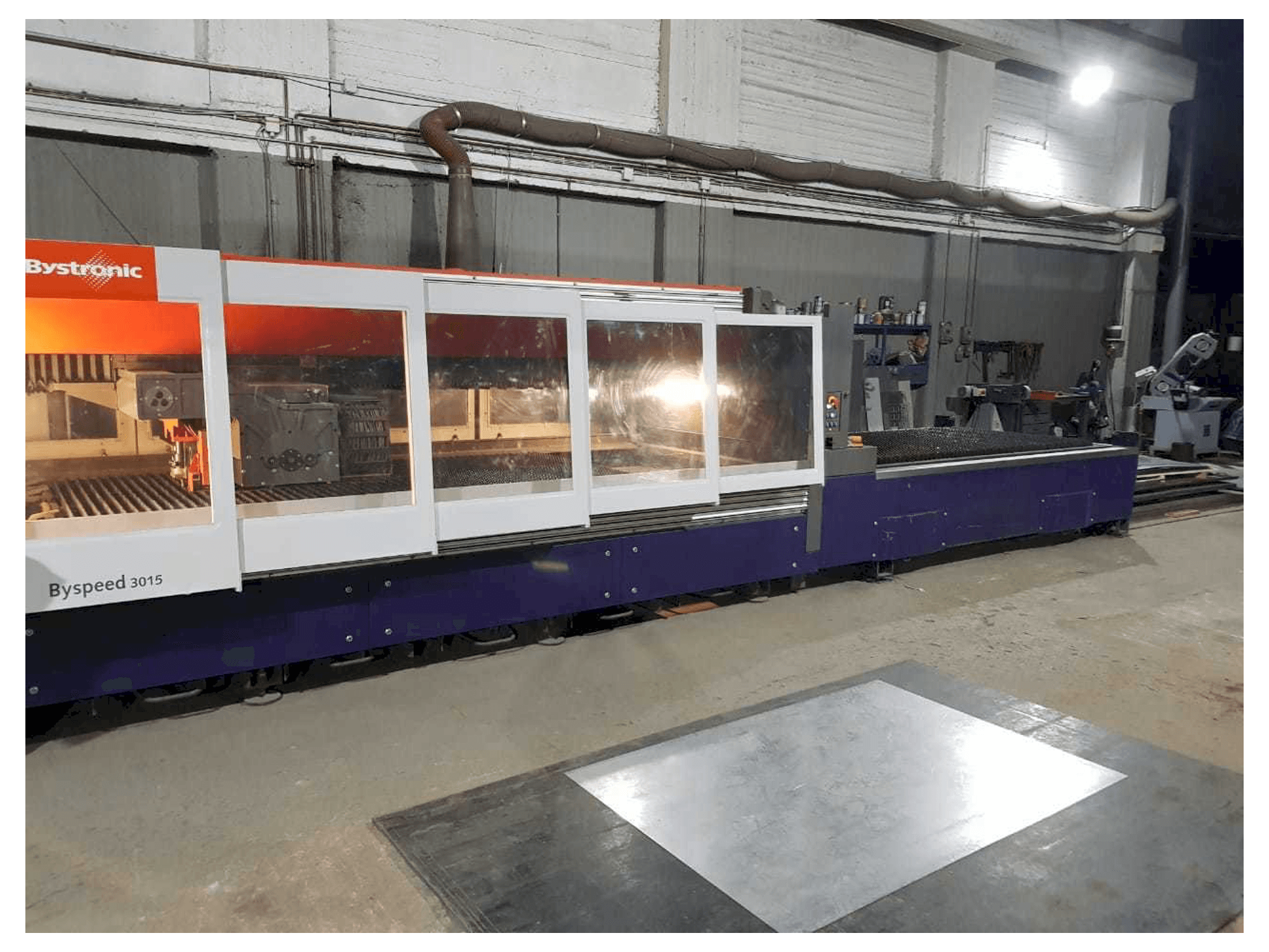 Widok z przodu maszyny Bystronic BySpeed 3015