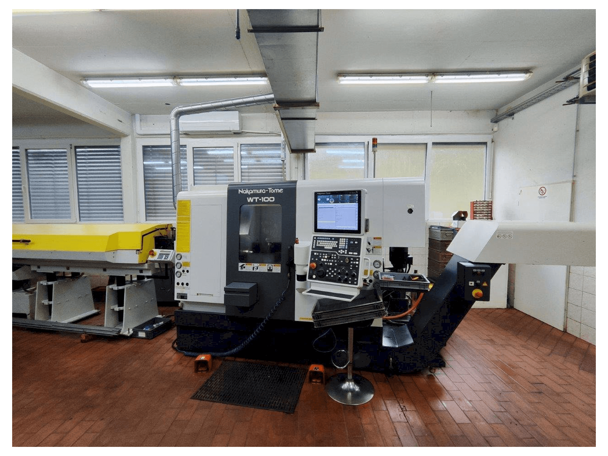 Widok z przodu maszyny NAKAMURA-TOME WT-100 MMY