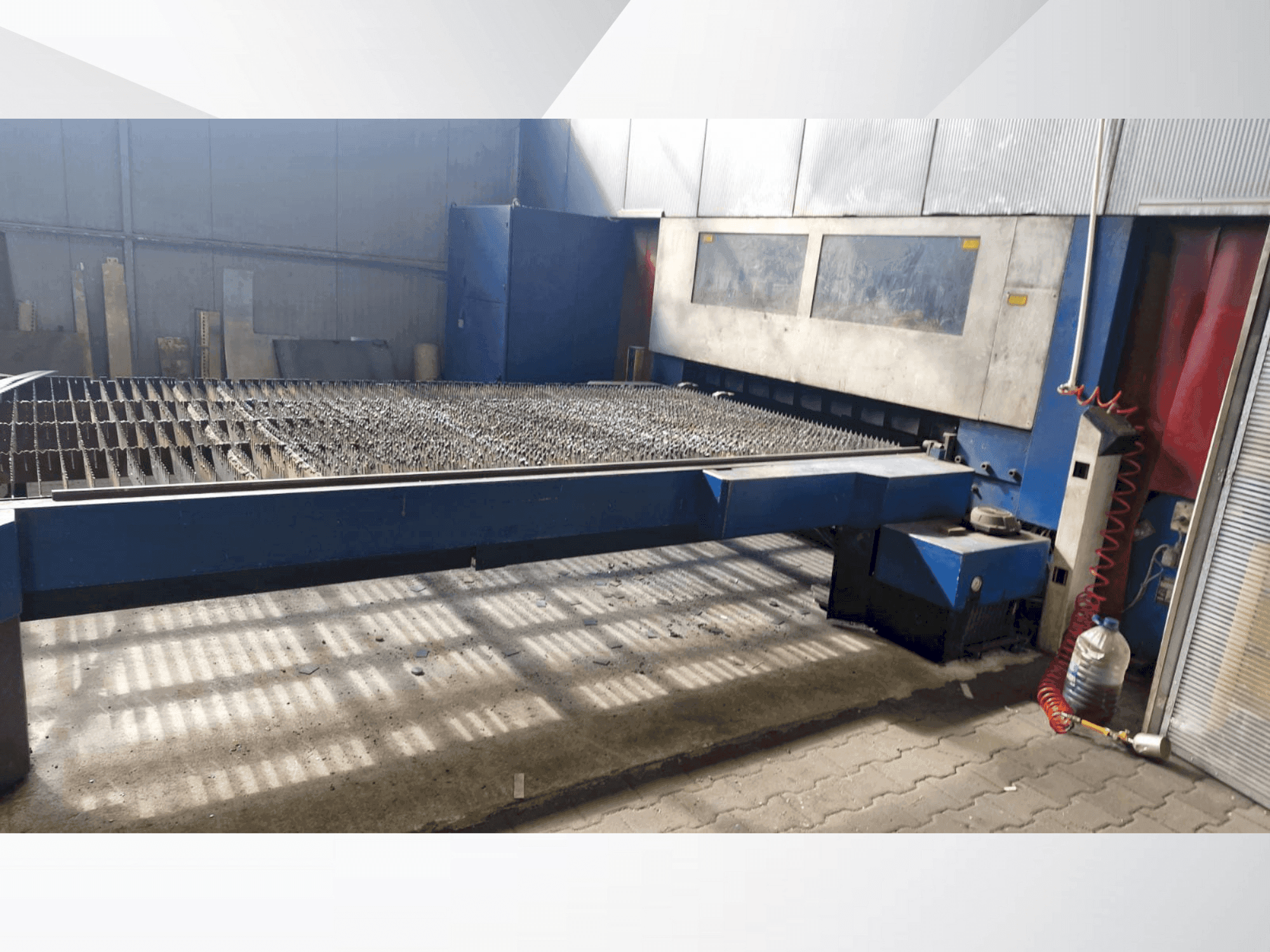 Widok z przodu maszyny TRUMPF TRUMATIC L 4030