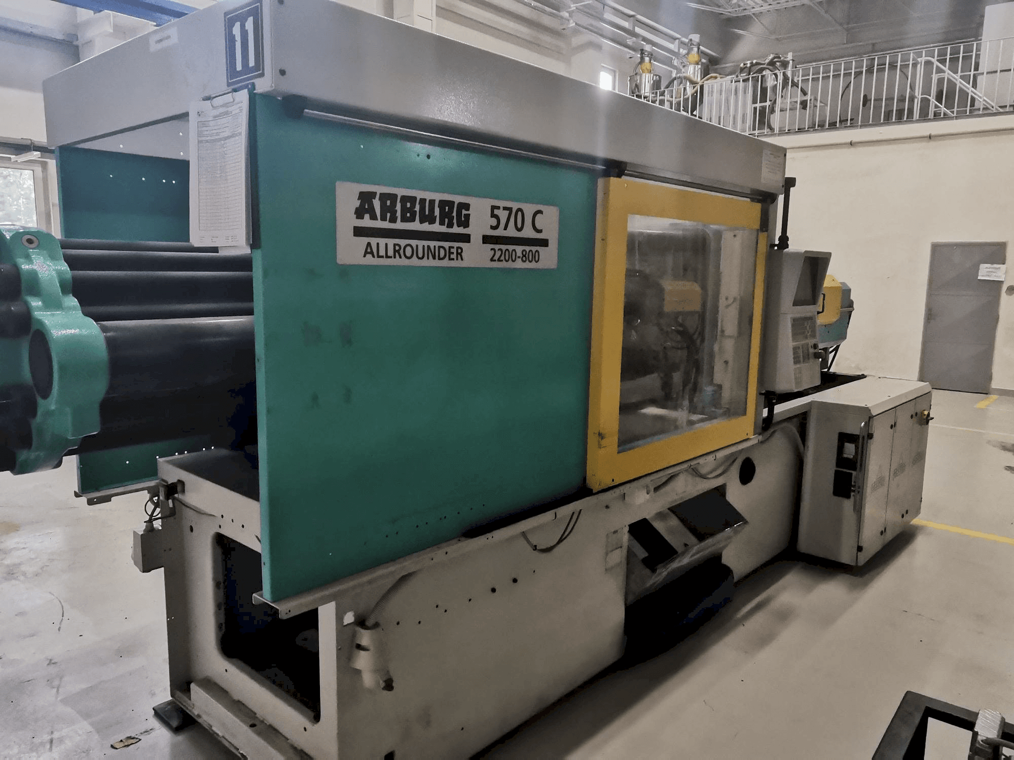 Widok z przodu maszyny Arburg 570C 2200 - 800