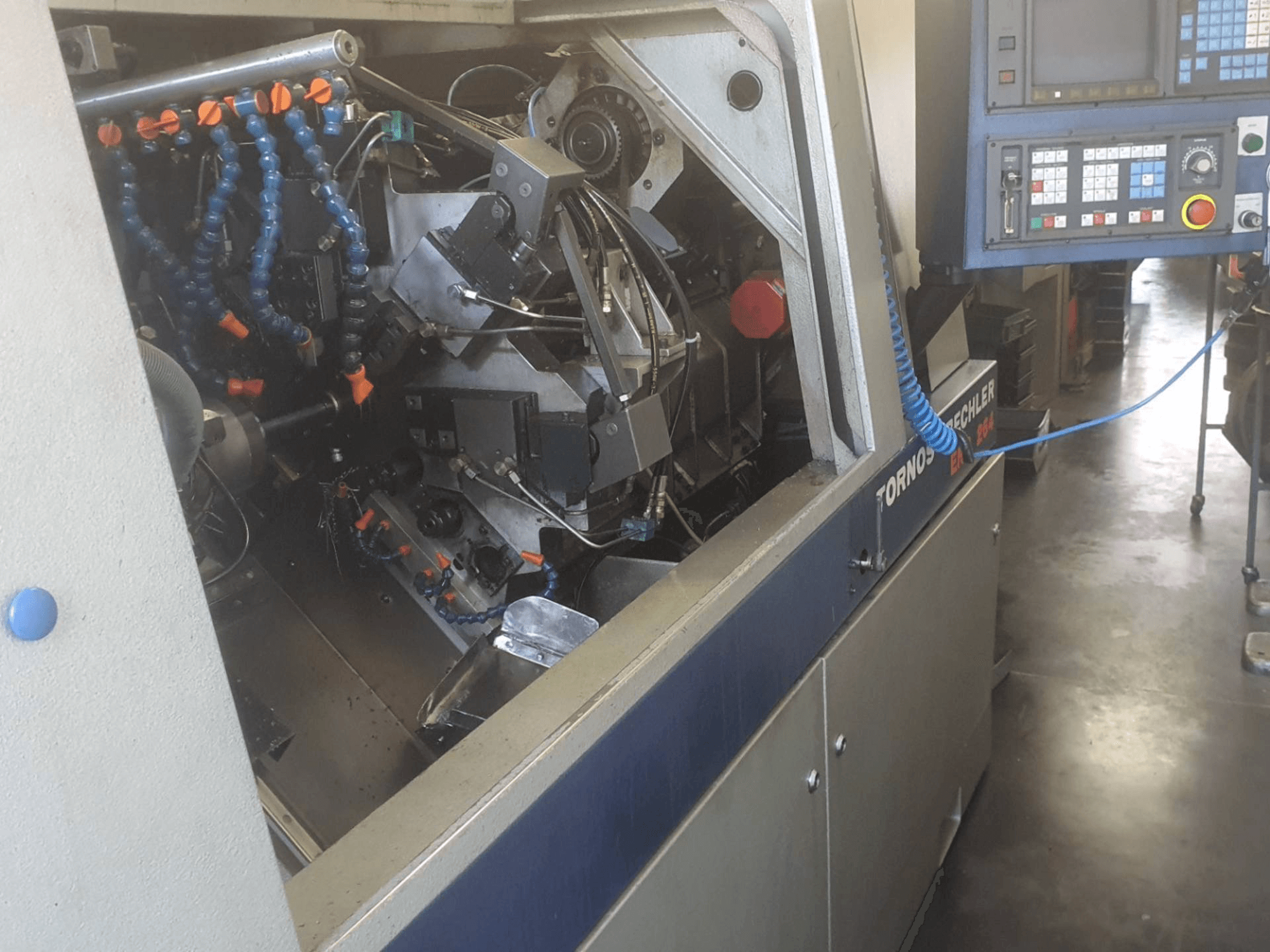 Widok z przodu maszyny Tornos-Bechler ENC 264