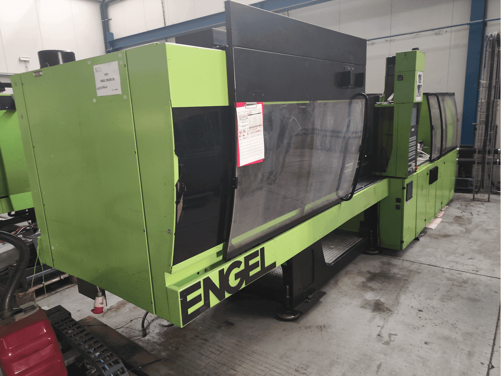 Widok z przodu maszyny Engel Victory 750/200 Tech