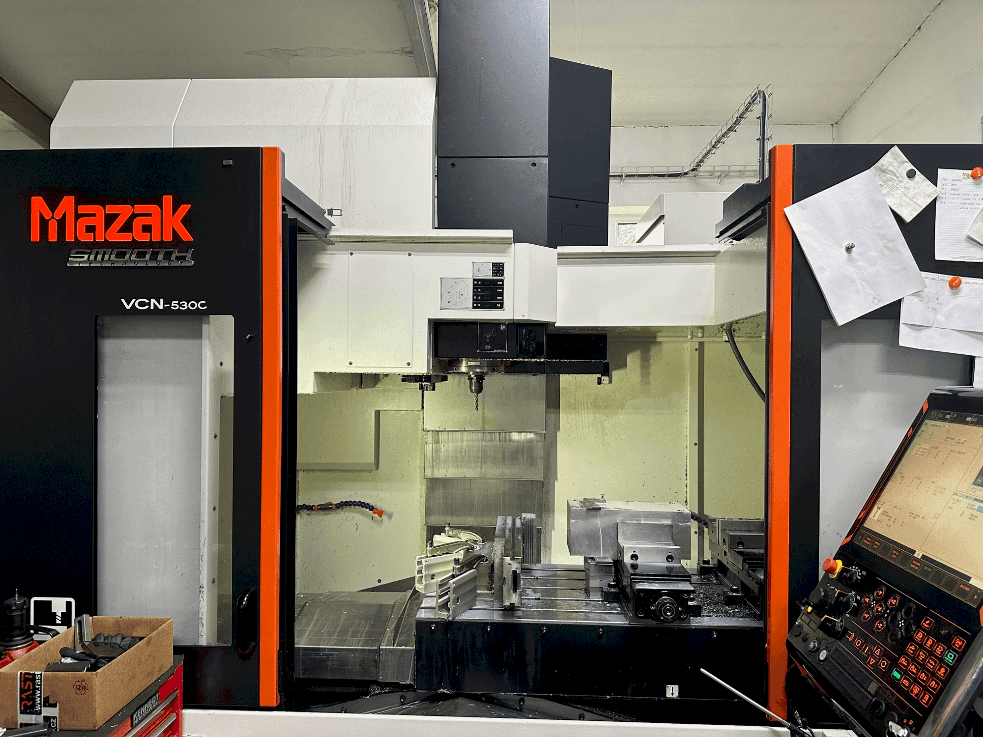 Widok z przodu maszyny Mazak VCN-530C