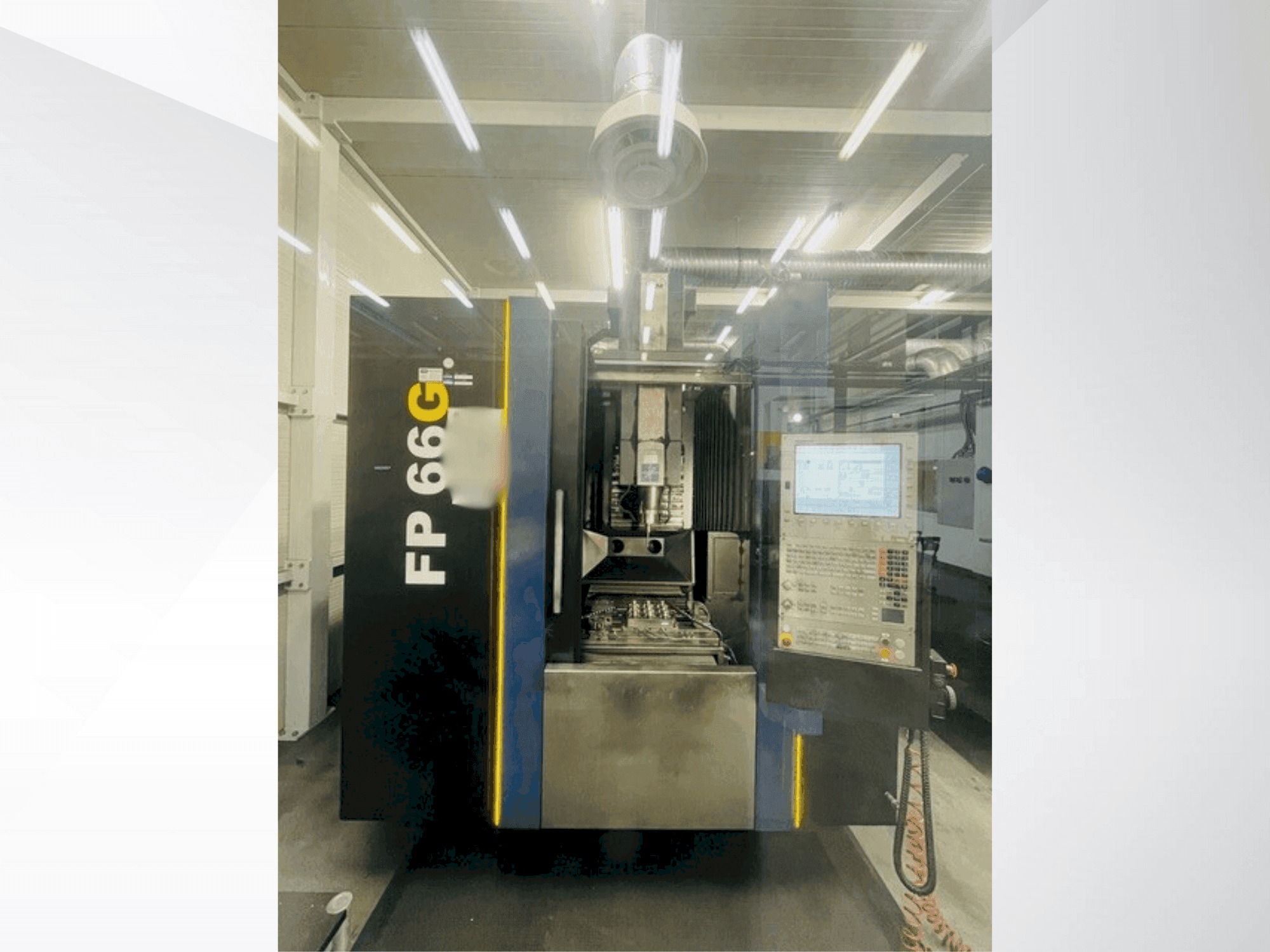 Widok z przodu maszyny YCM FP 66G