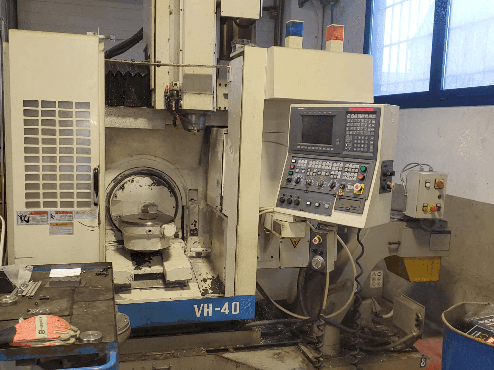 Widok z przodu maszyny Okuma VH-40