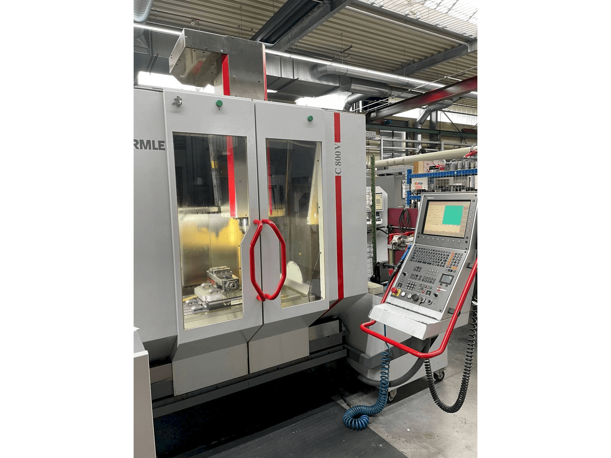 Widok z przodu maszyny HERMLE C 800 V