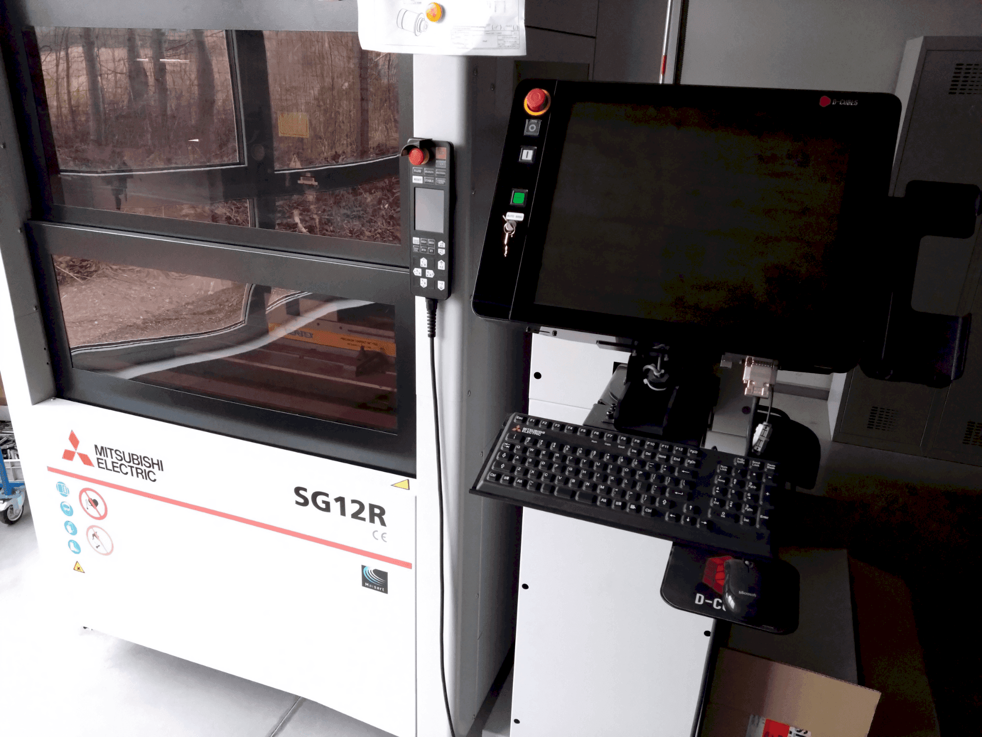 Widok z przodu maszyny Mitsubishi Electric SG12M