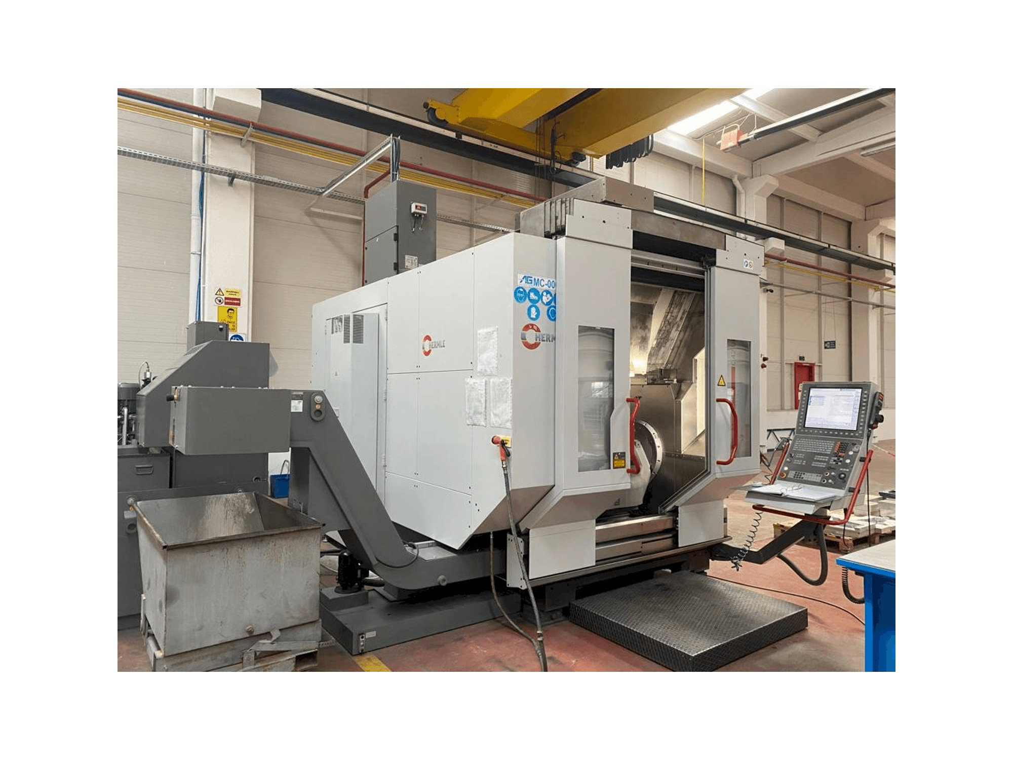 Widok z przodu maszyny HERMLE C42u-mt