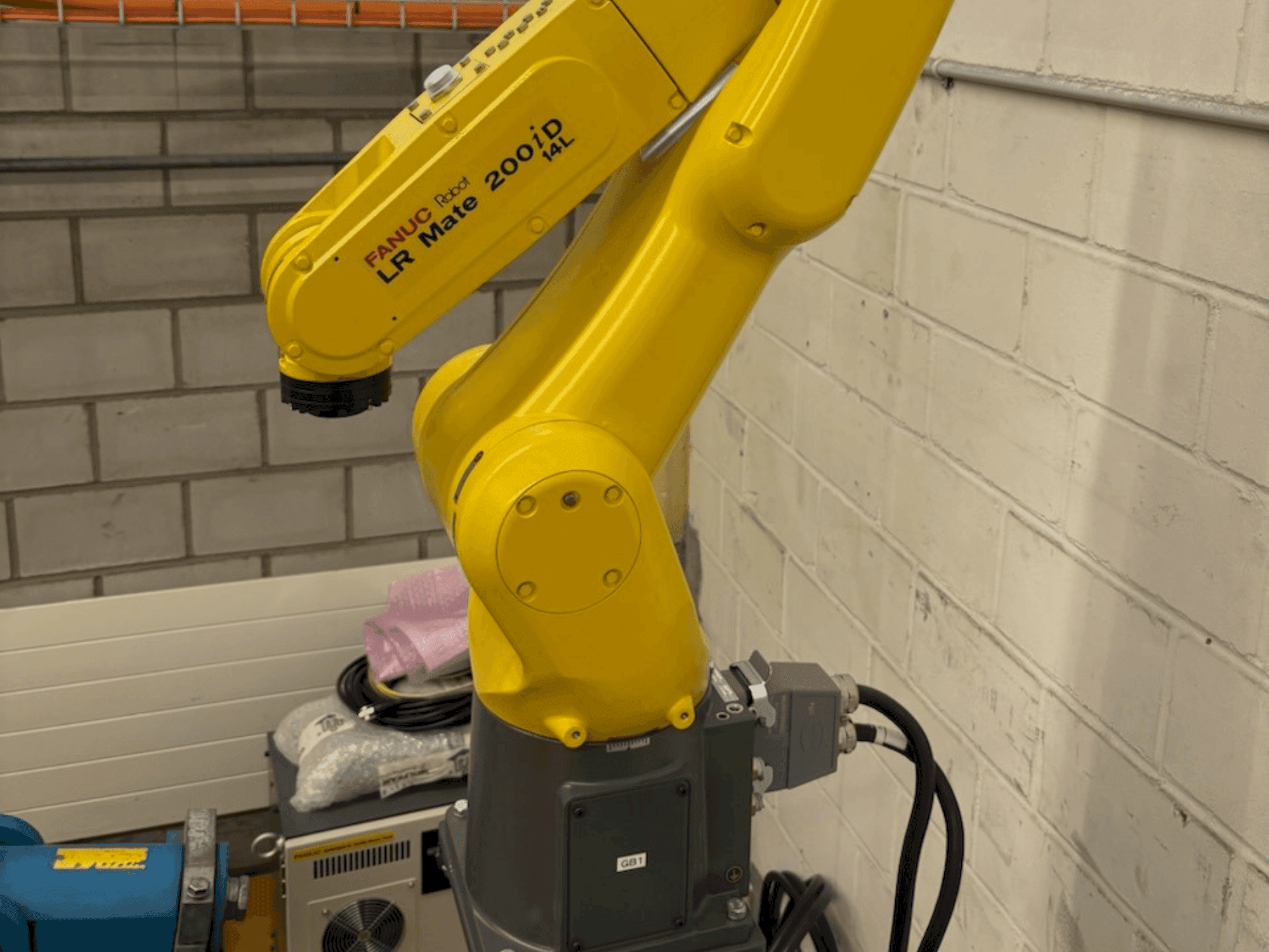 Widok z przodu maszyny FANUC LR Mate 200 iD 14L