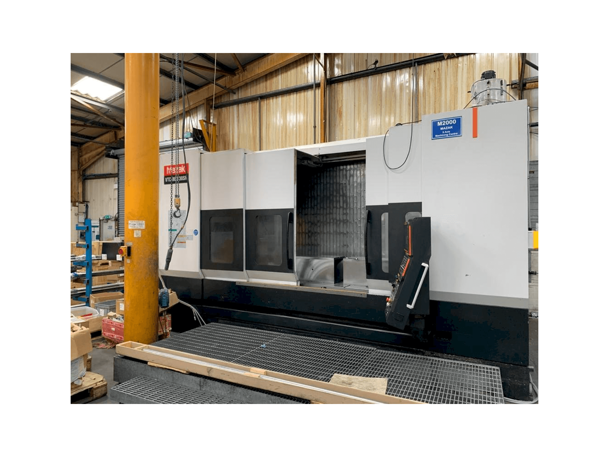 Widok z przodu maszyny Mazak VTC-800/30SR