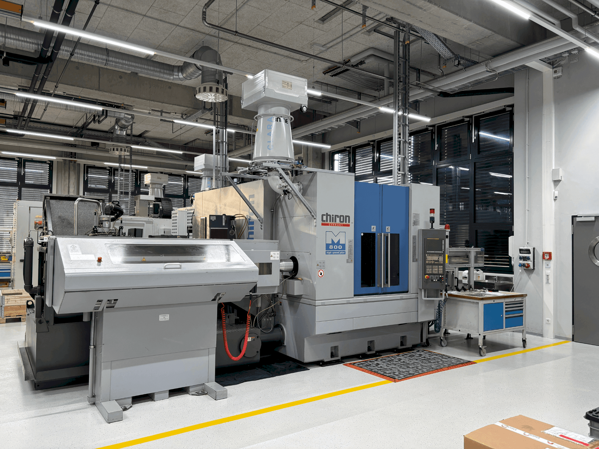 Widok z przodu maszyny CHIRON Mill 800