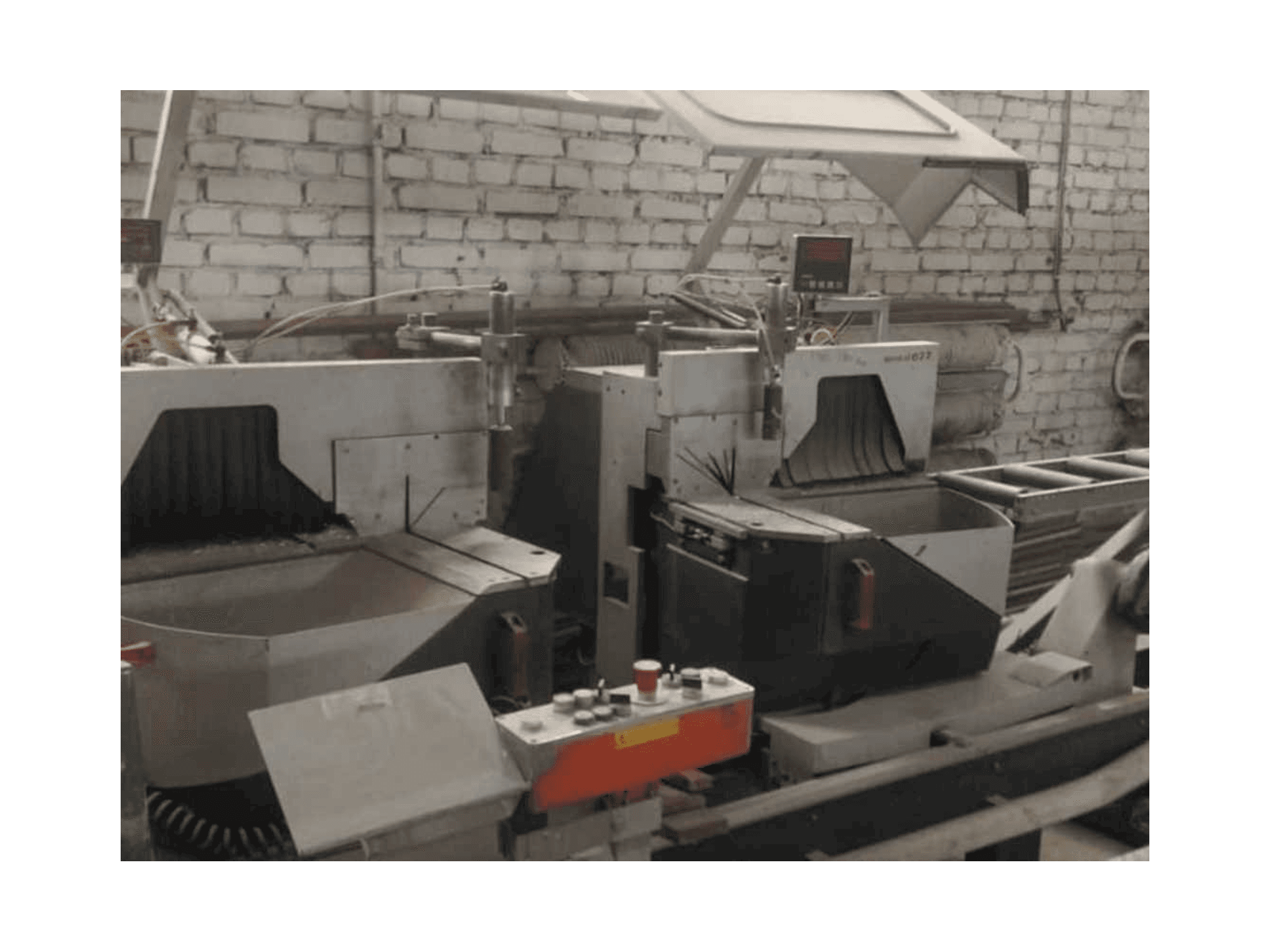 Widok z przodu maszyny Elumatec DG 104/02 + E111