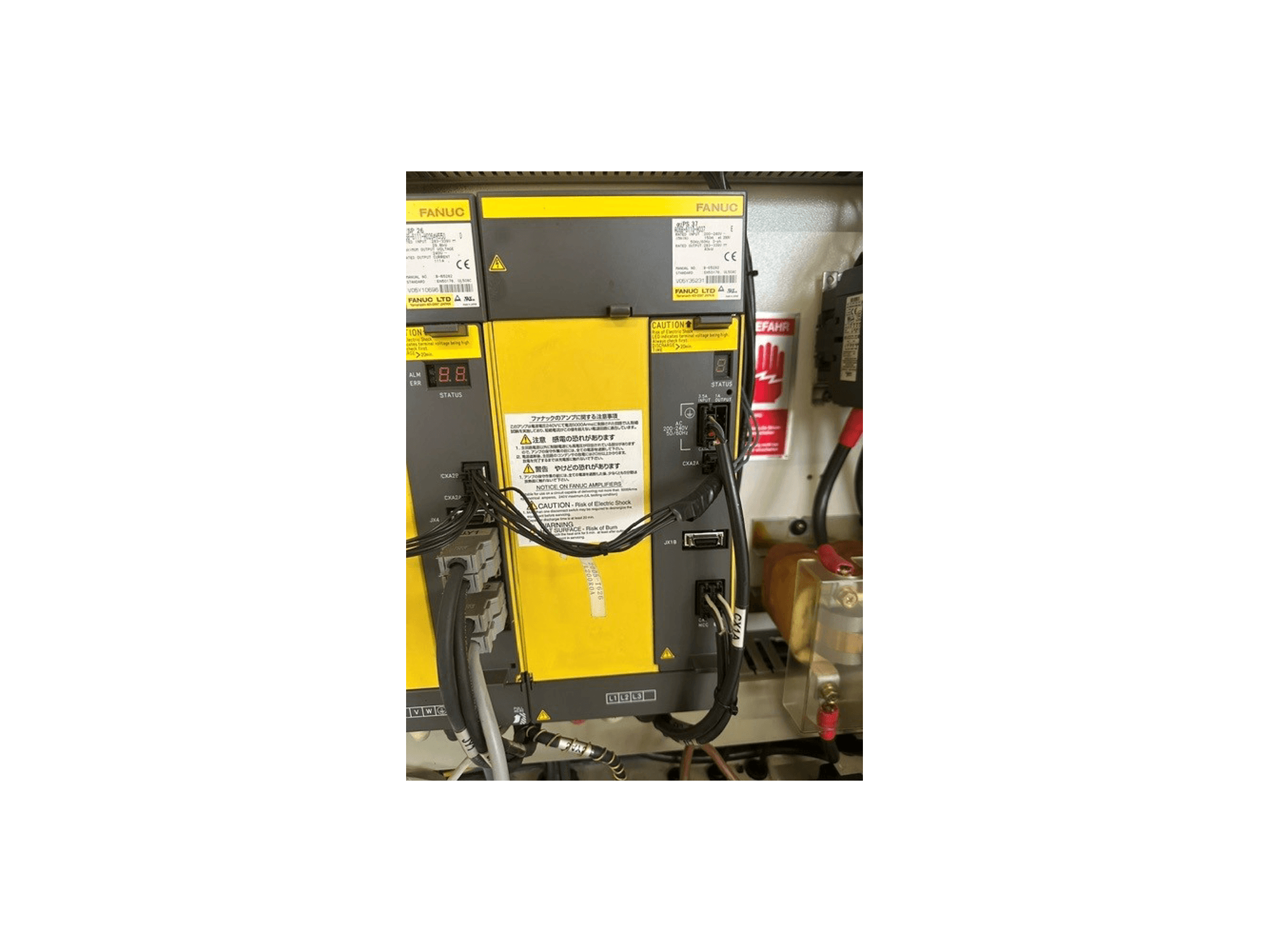 Panel sterowania uniwersalnego centrum obróbczego MIKRON HSM 600 U, przedstawiający elementy firmy FANUC, wyświetlacz stanu oraz połączenia okablowania.