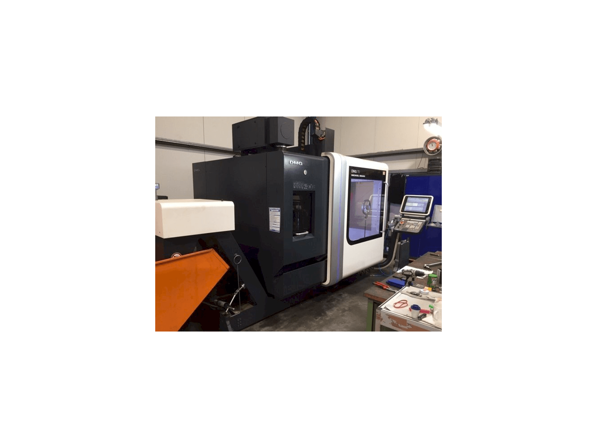 Widok z przodu maszyny DECKEL MAHO DMU 70