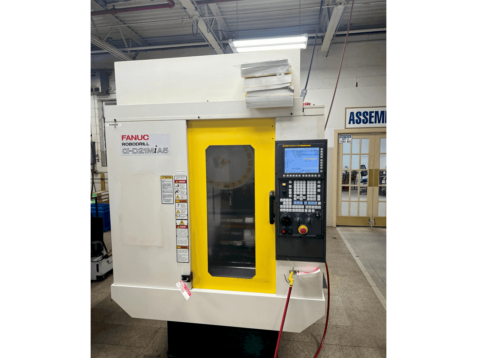 Widok z przodu maszyny FANUC Robodrill D21MiA5