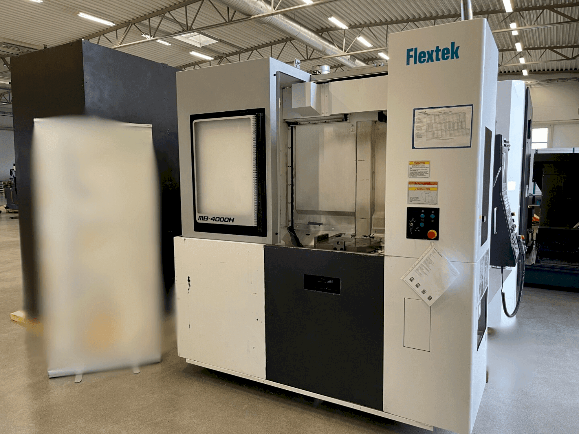 Widok z przodu maszyny Okuma MB-4000H
