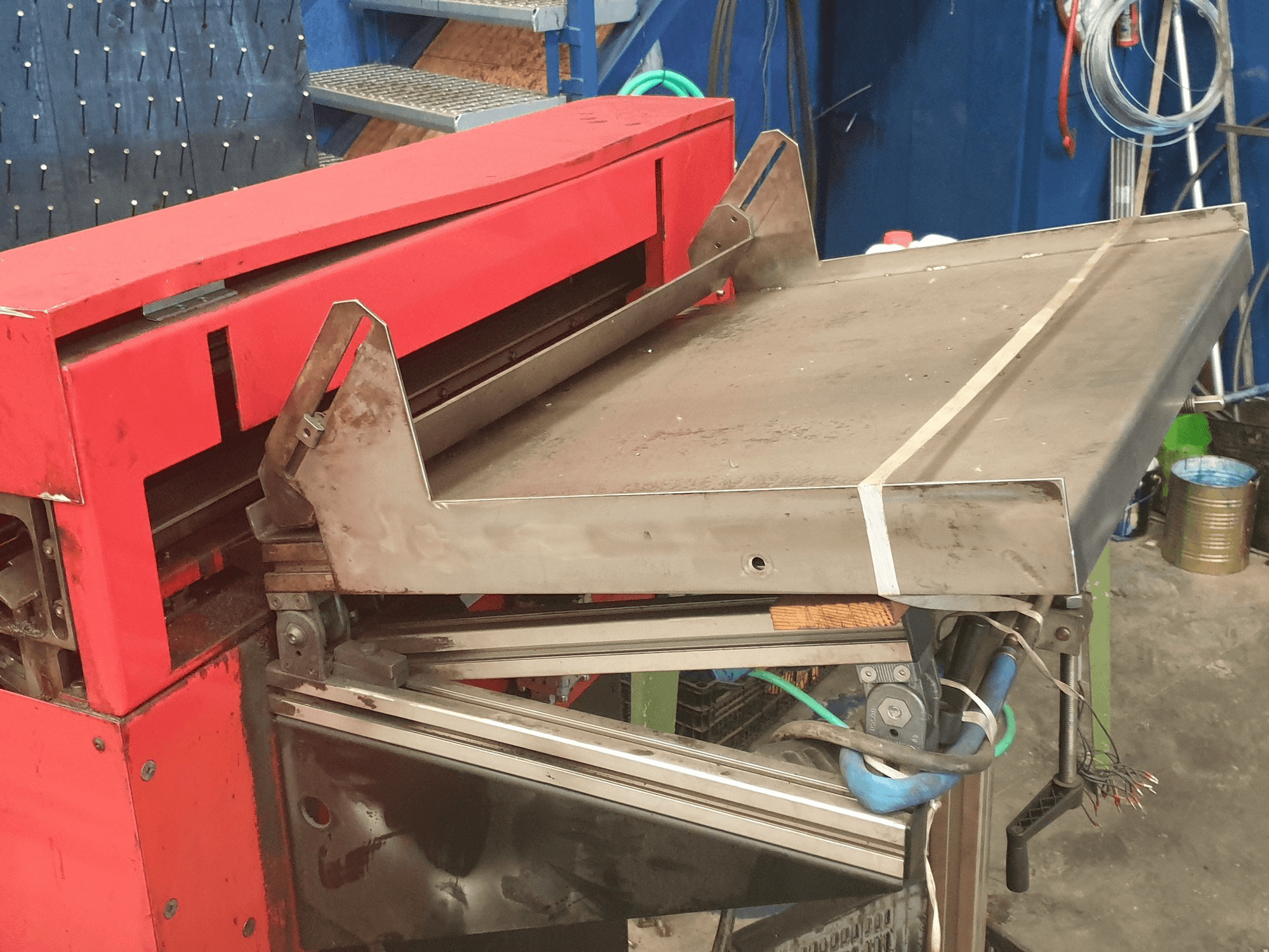 Widok lewej strony maszyny EMCO LM 800