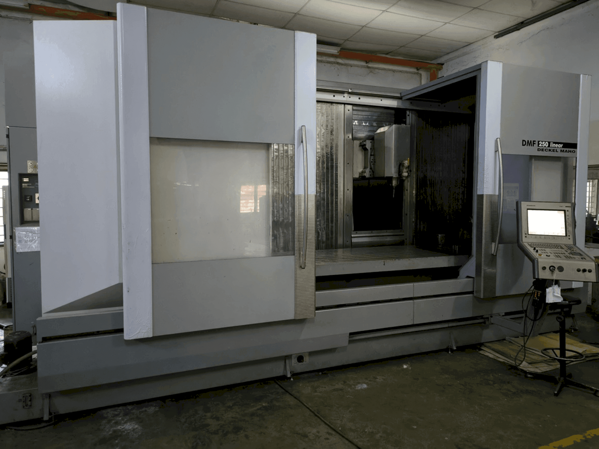 Widok z przodu maszyny DECKEL MAHO DMF 250 linear