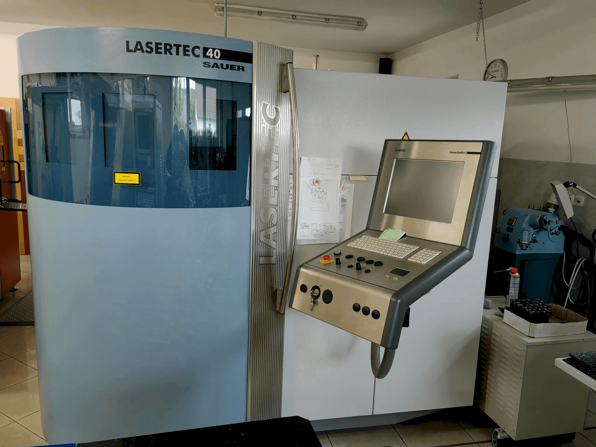 Widok z przodu maszyny DMG SAUER LASERTEC 40 (2008)