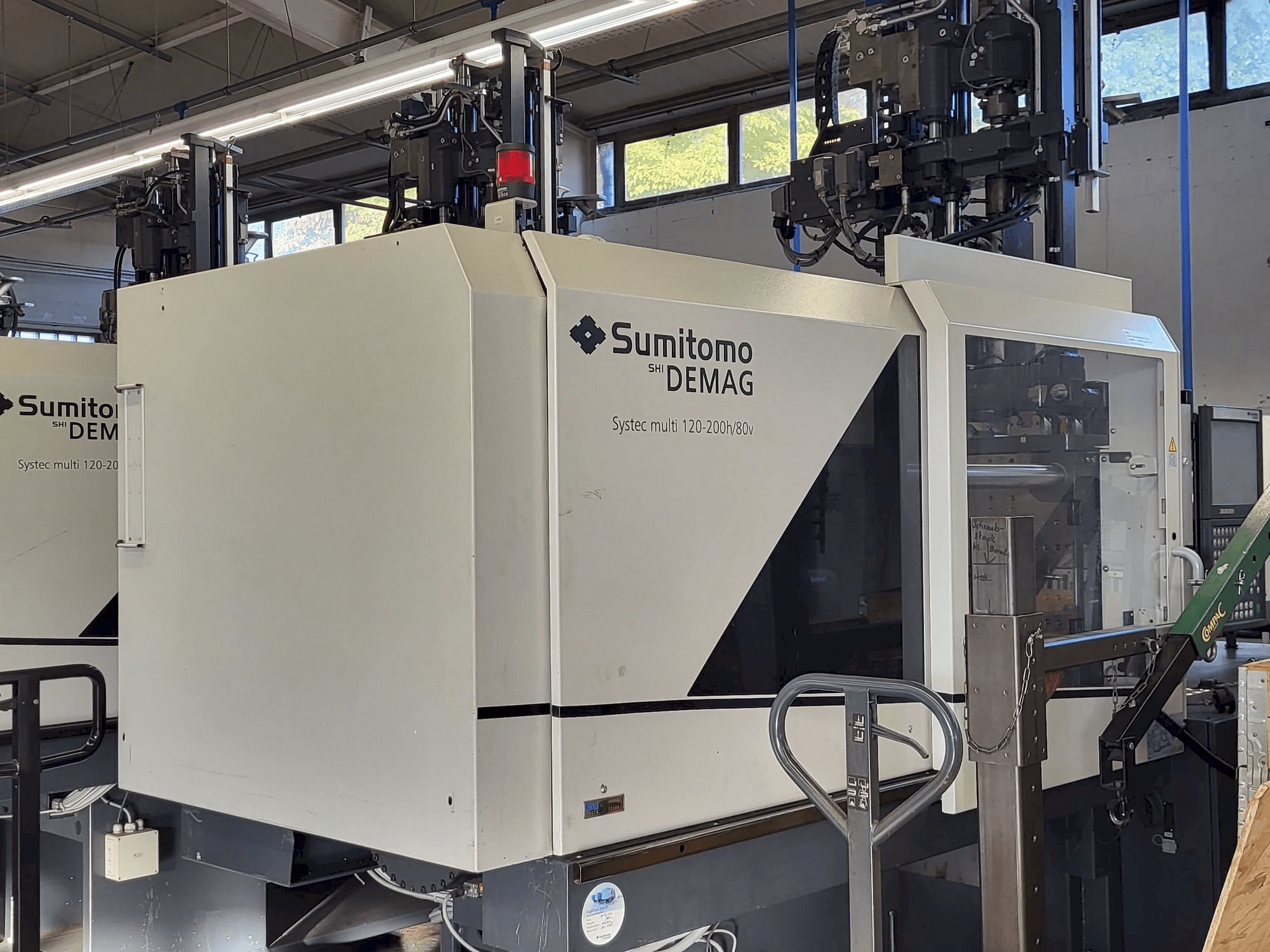 Widok lewej strony maszyny Sumitomo SHI DEMAG Multi 120/470-200h/80V