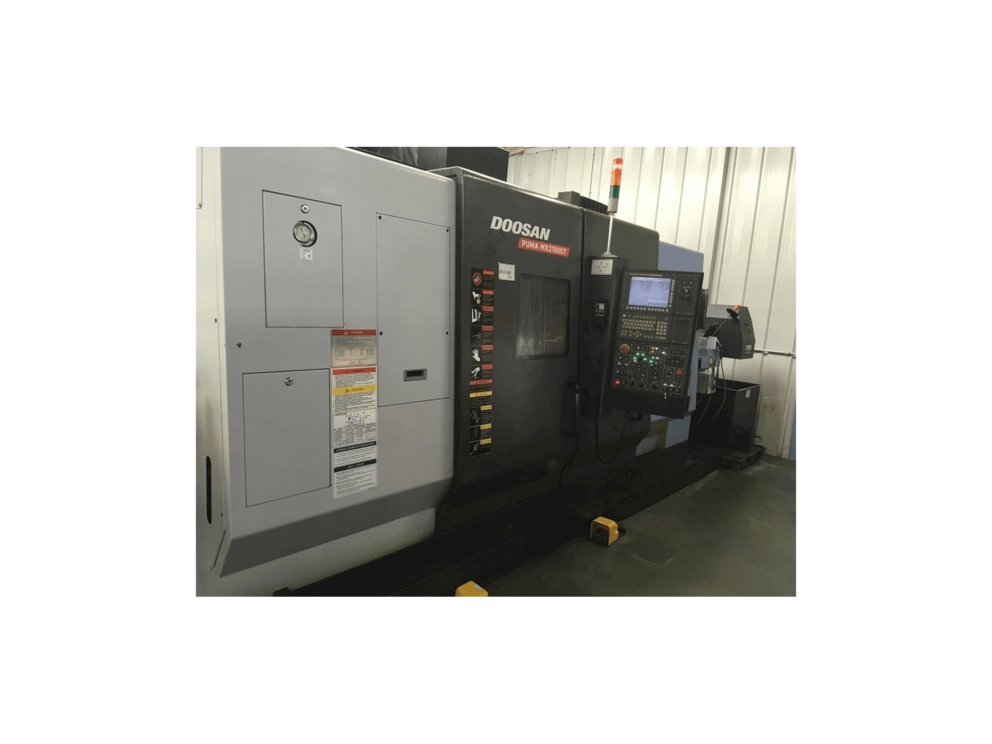 Widok z przodu maszyny Doosan Puma MX 2100 ST