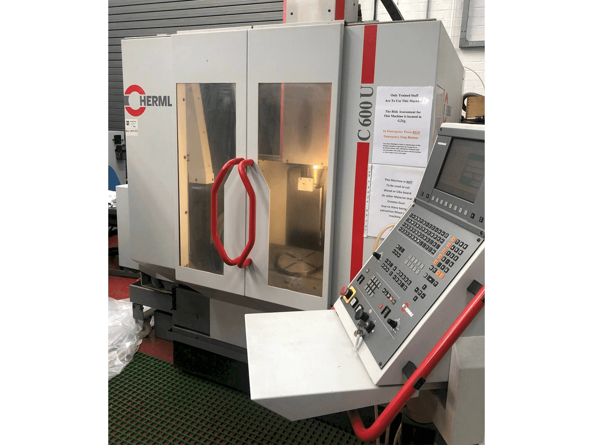 Widok z przodu maszyny HERMLE B 600 U