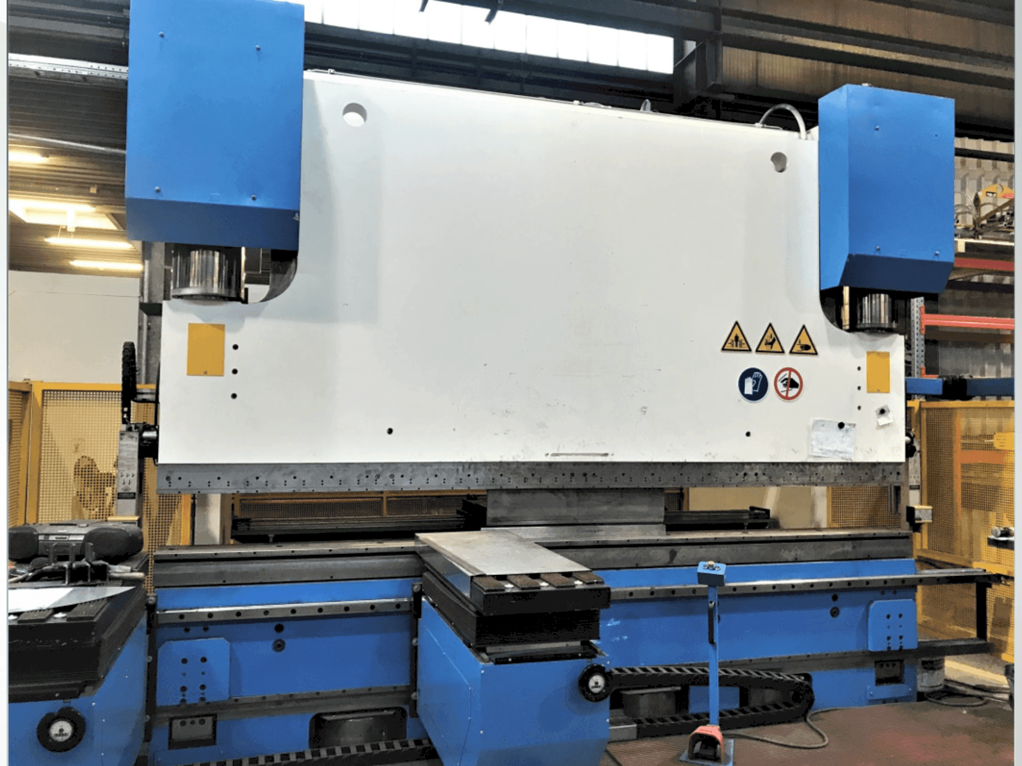 Widok z przodu maszyny Bystronic Beyeler PR 500x1400