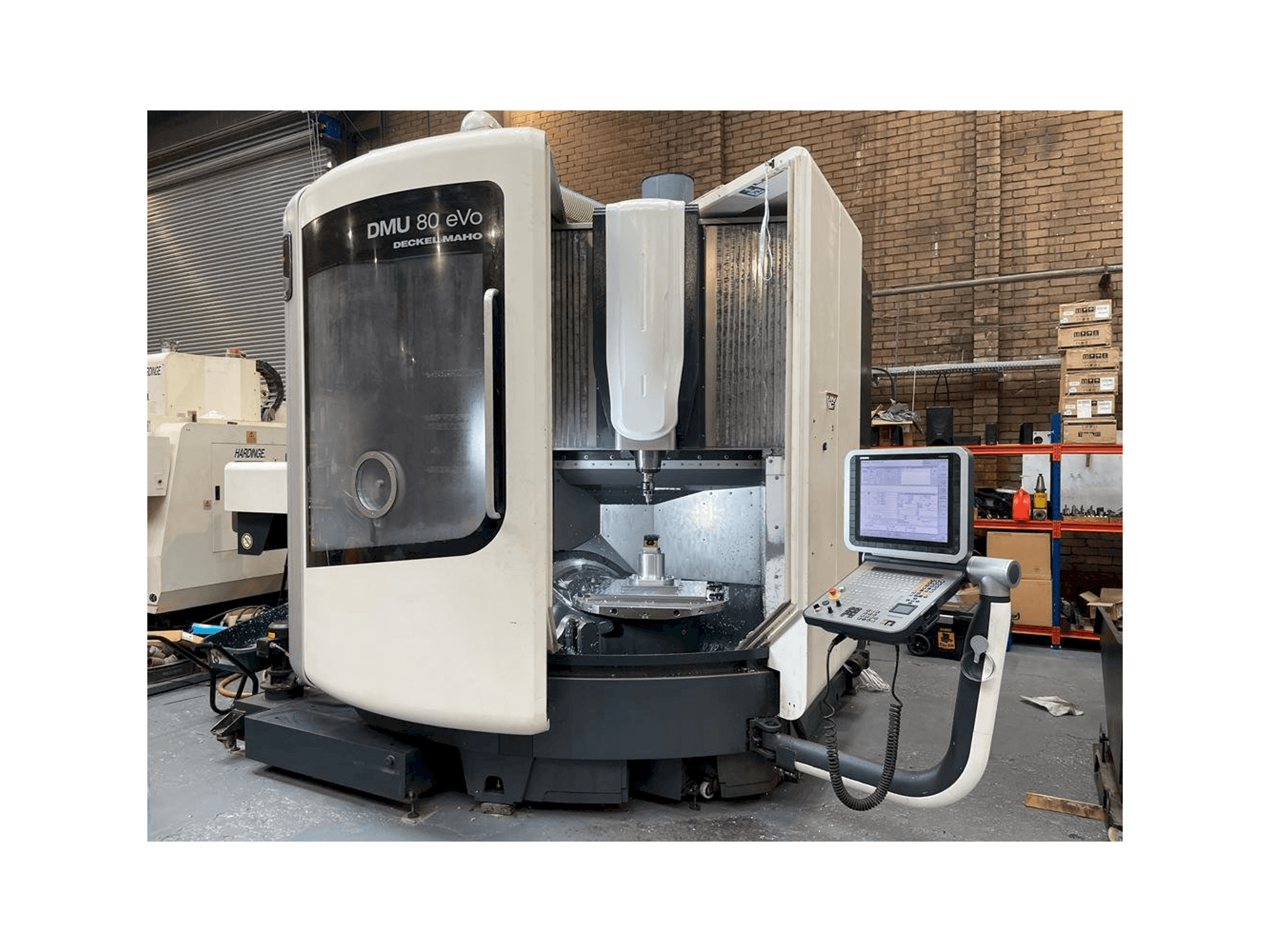 Widok z przodu maszyny DMG DMU 80 eVo Linear