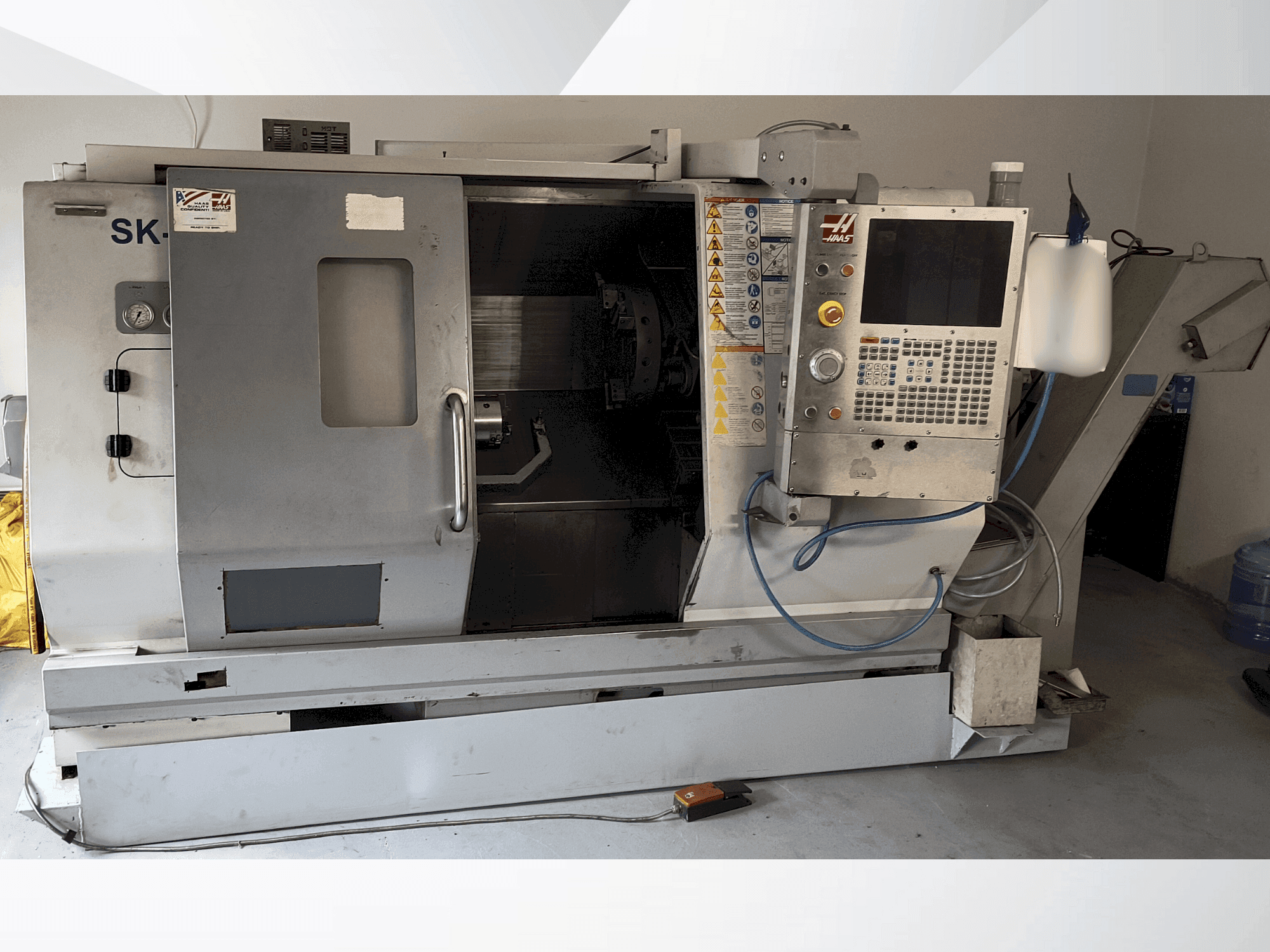 Widok z przodu maszyny HAAS SL-20 THE