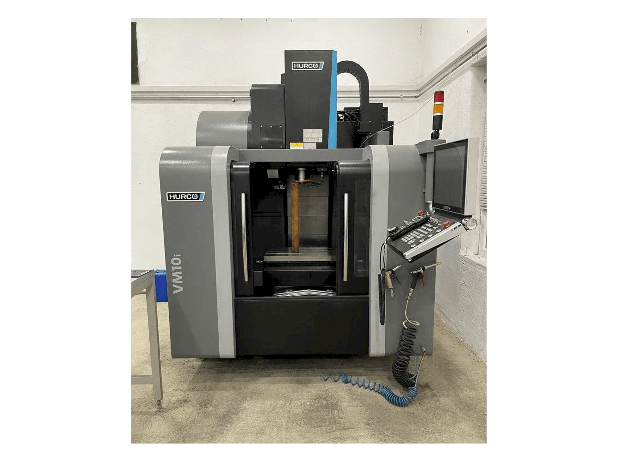 Widok z przodu maszyny Hurco VM 10 i