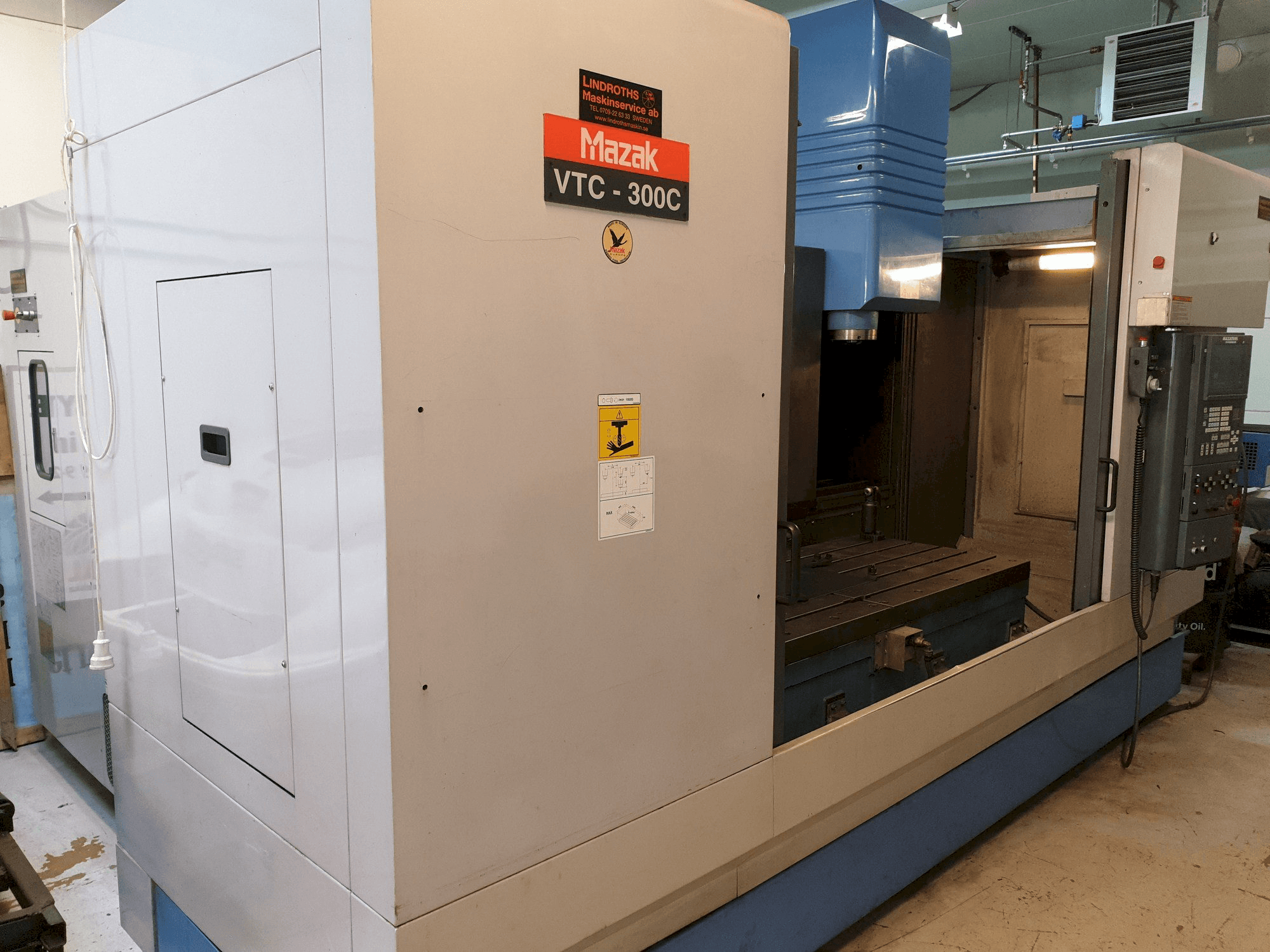 Widok lewej strony maszyny Mazak VTC-300C