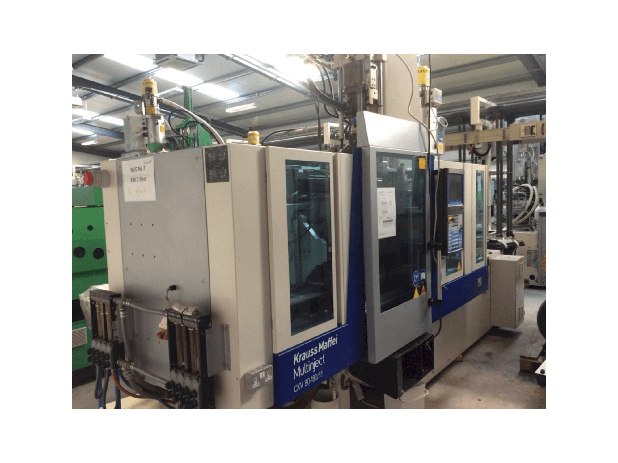 Widok z przodu maszyny Krauss Maffei Multinject 80-180-55 CX V