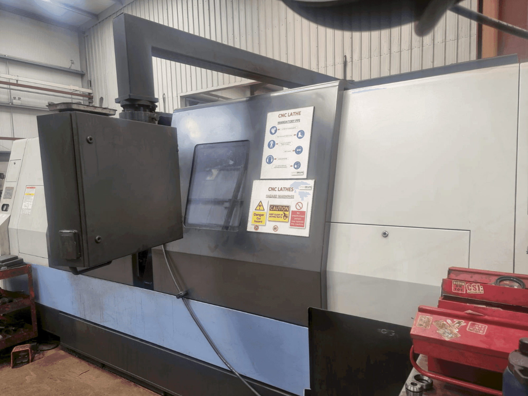 Widok z przodu maszyny DOOSAN Puma 400LM