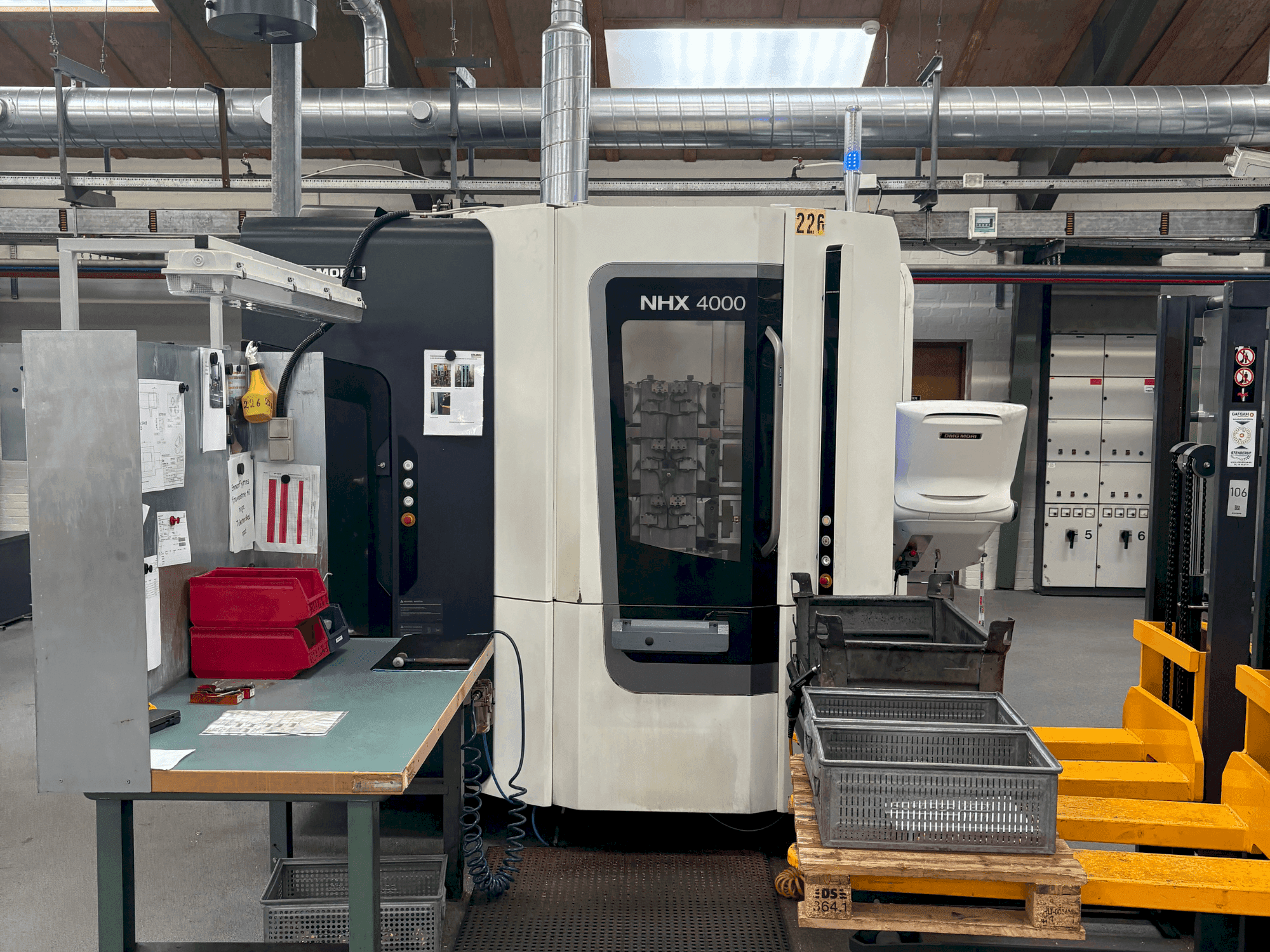 Widok z prawej maszyny DMG MORI NHX 4000