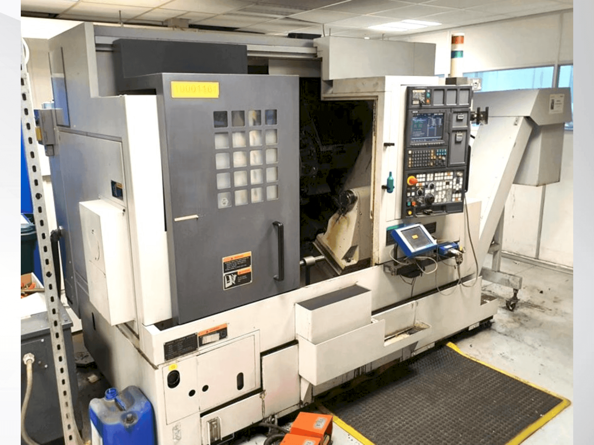 Widok z przodu maszyny MORI SEIKI 2009